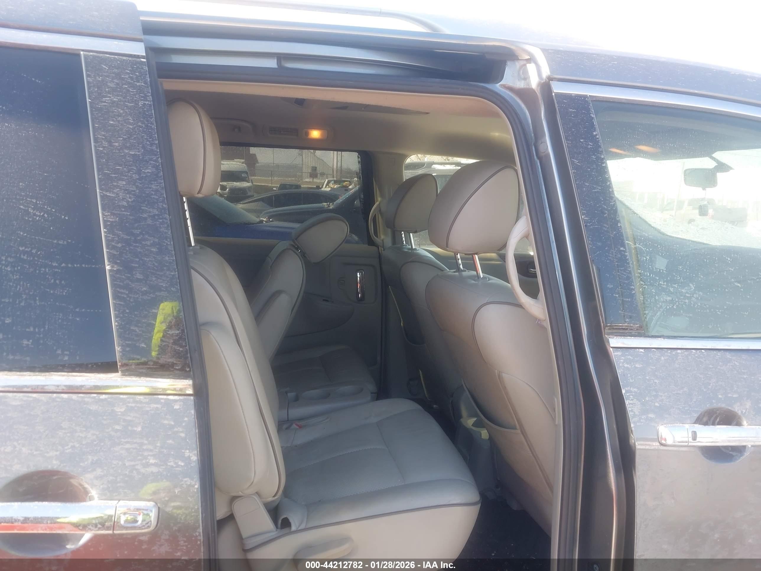 NISSAN QUEST image 8