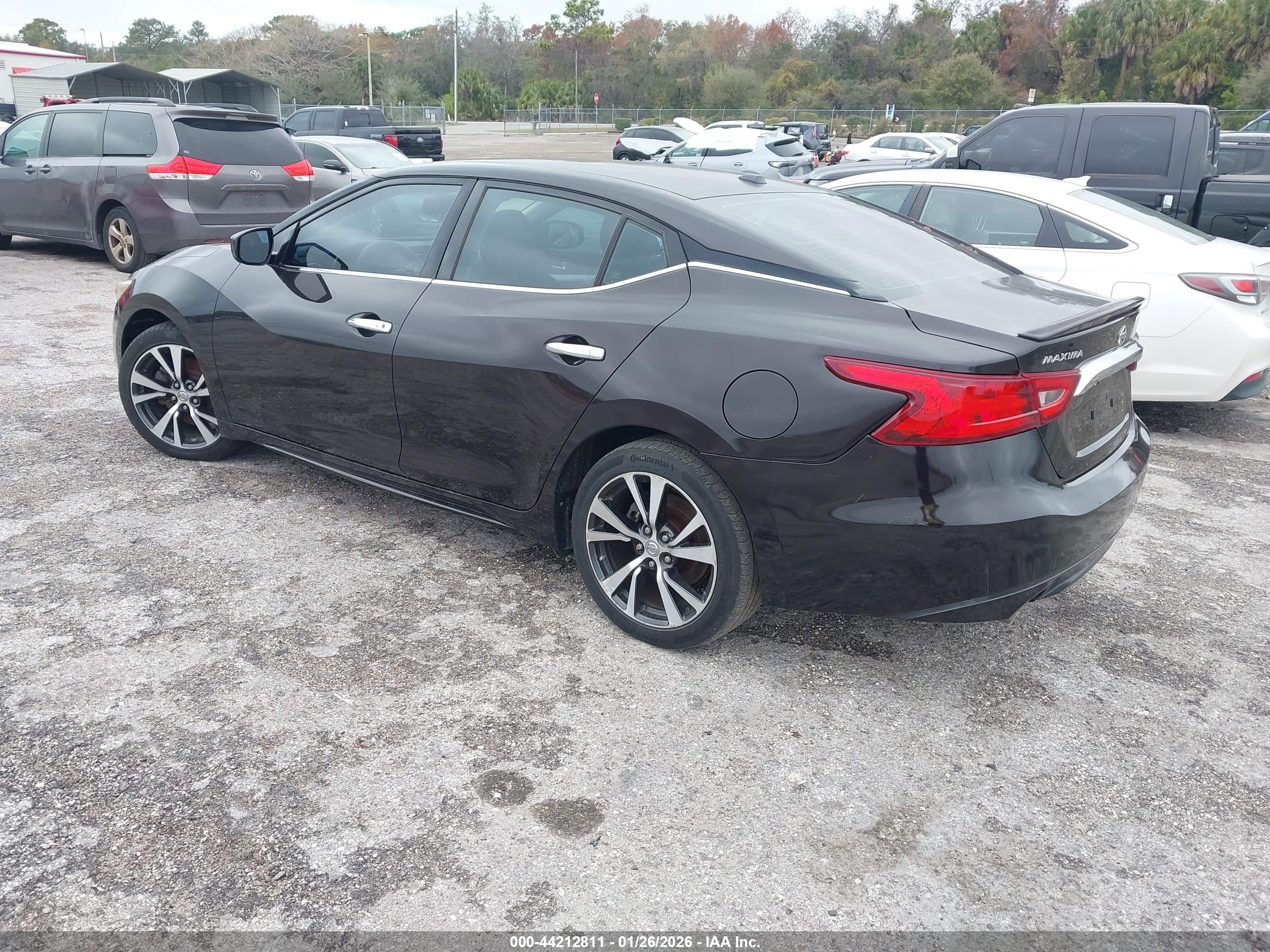 NISSAN MAXIMA image 3