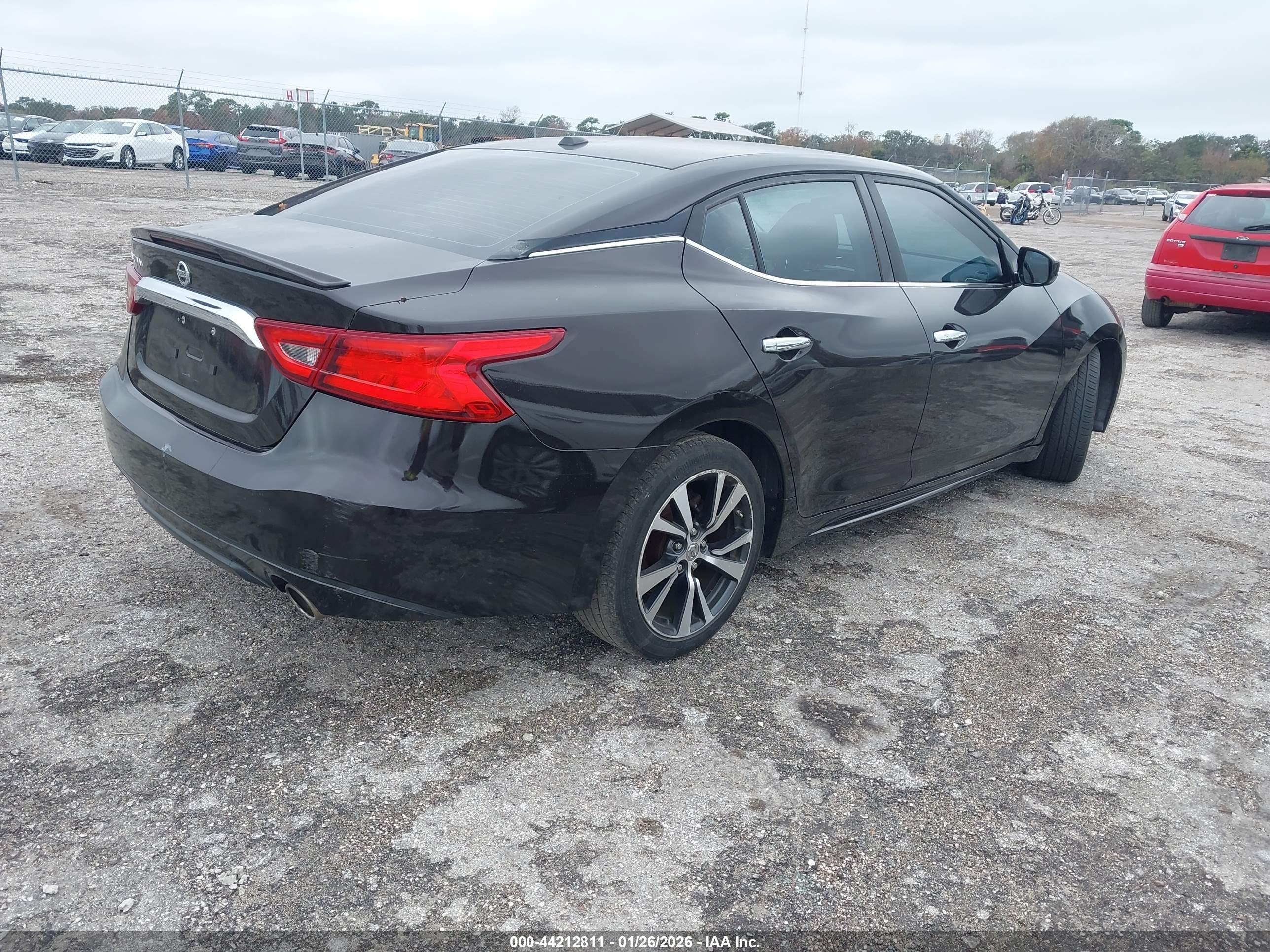 NISSAN MAXIMA image 4