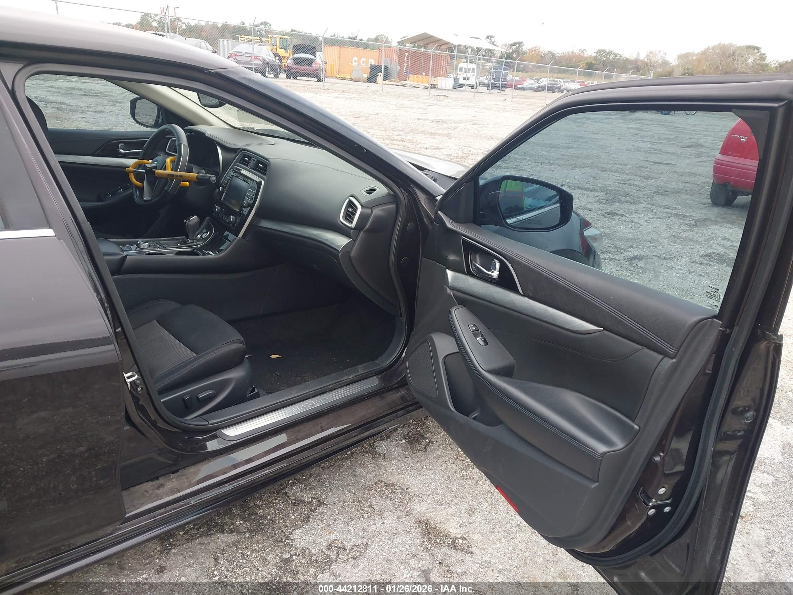 NISSAN MAXIMA image 5