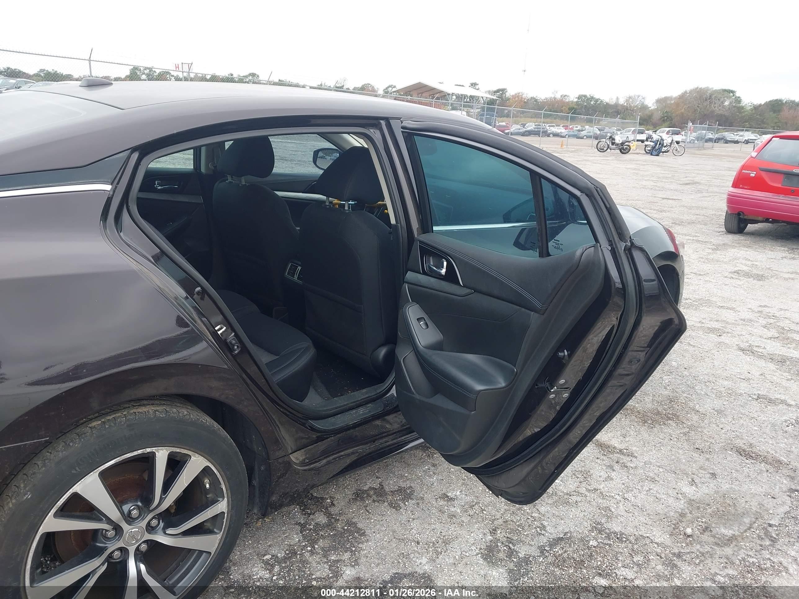 NISSAN MAXIMA image 8