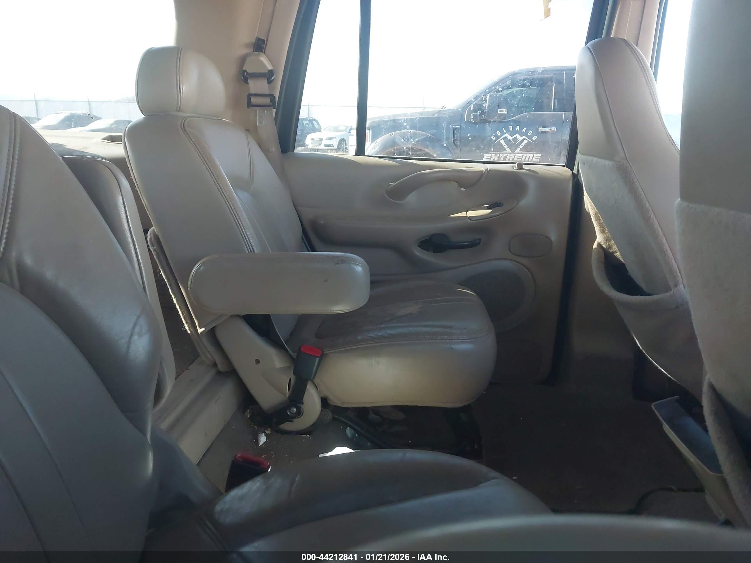 FORD EXPEDITION image 8