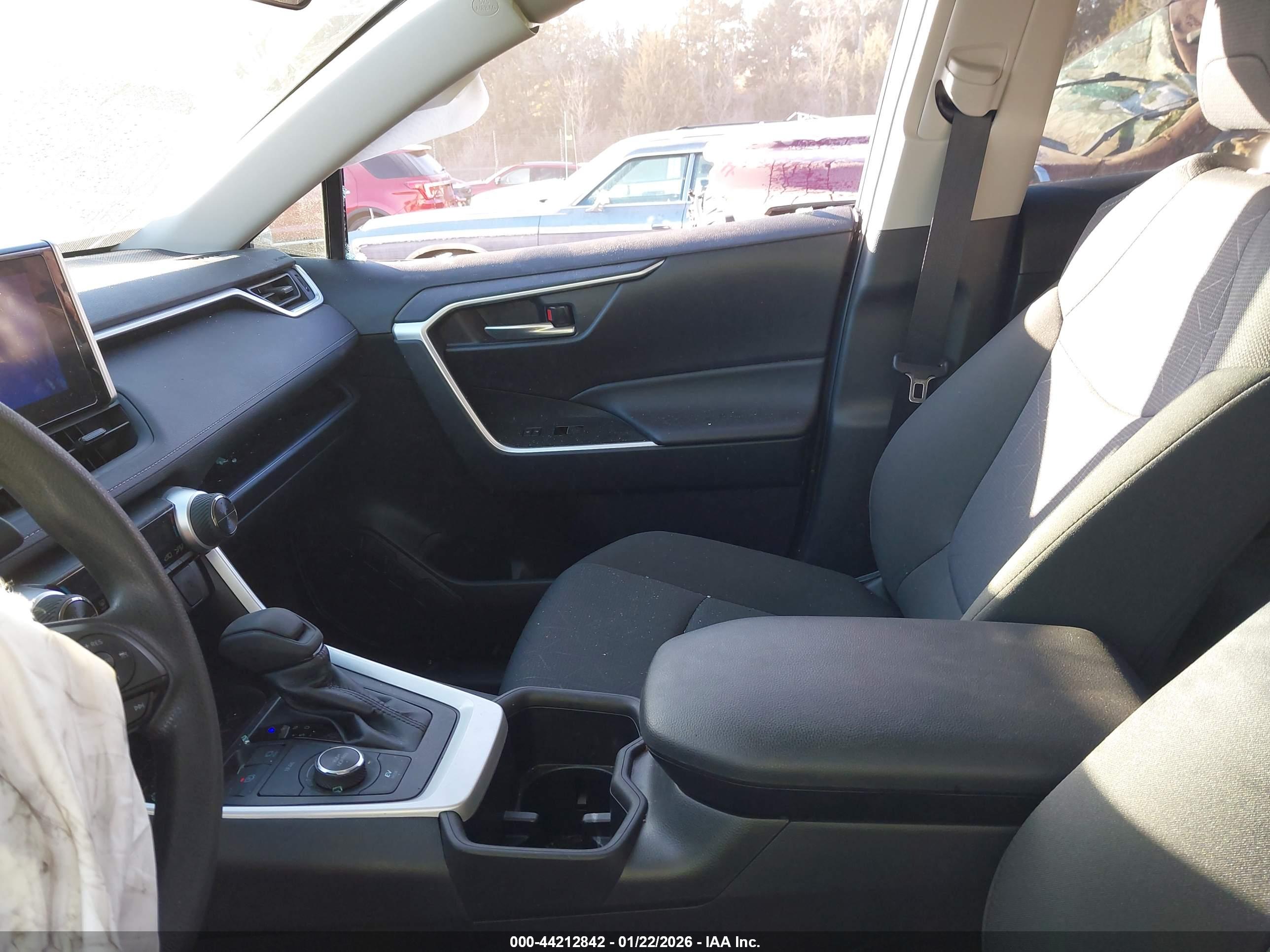 TOYOTA RAV4 image 5