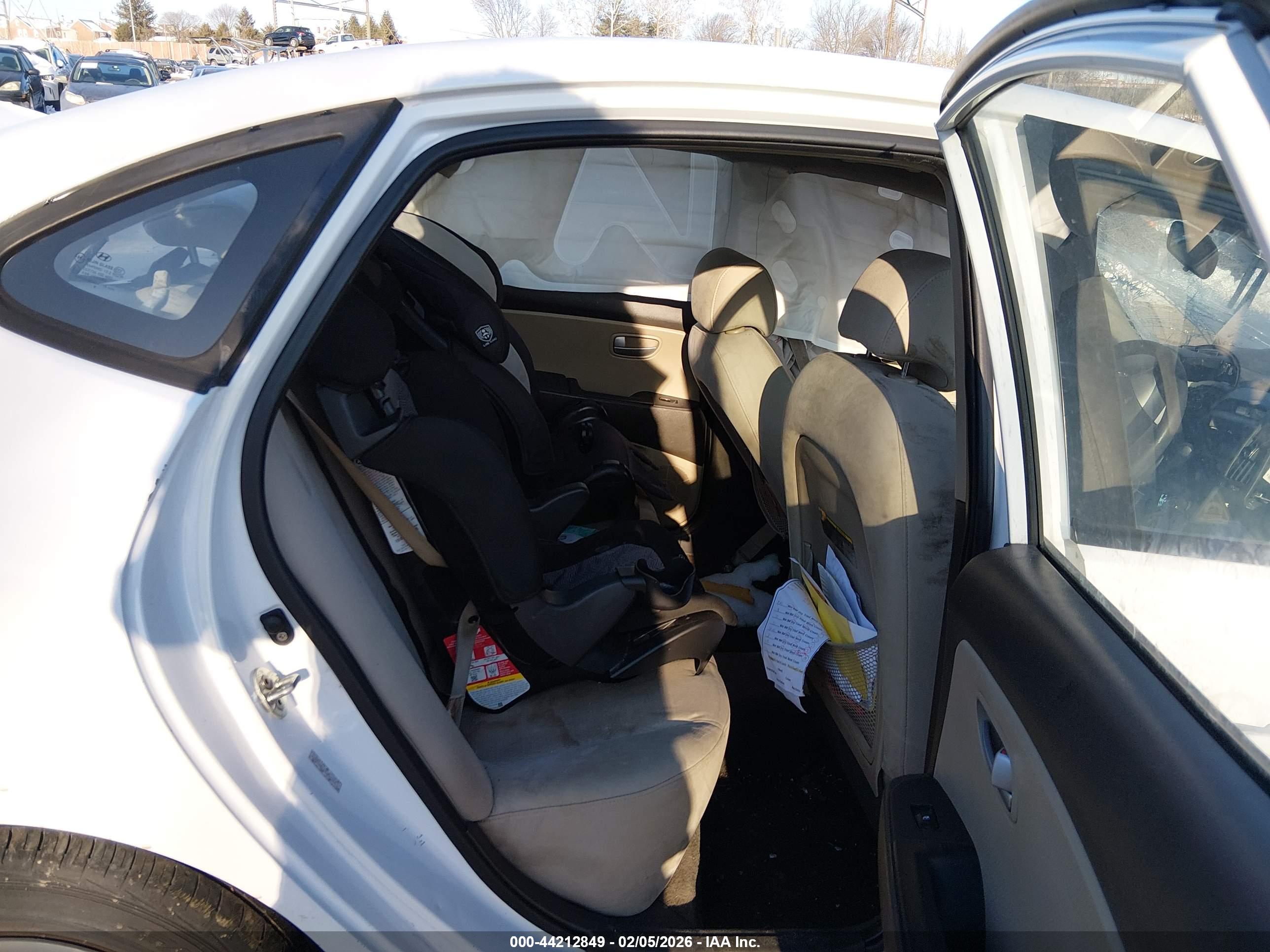 HYUNDAI ELANTRA image 8