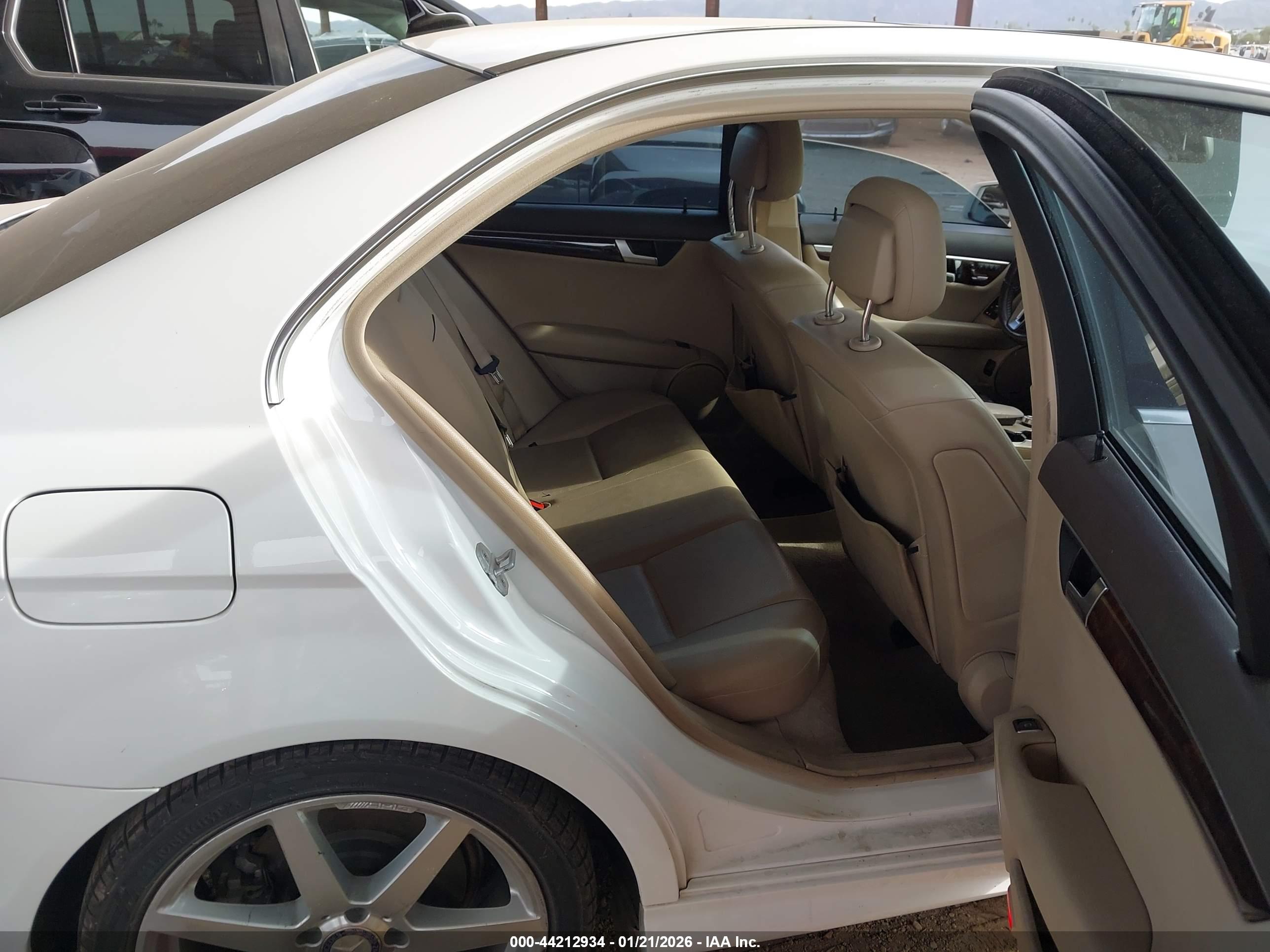 MERCEDES-BENZ C-CLASS image 8