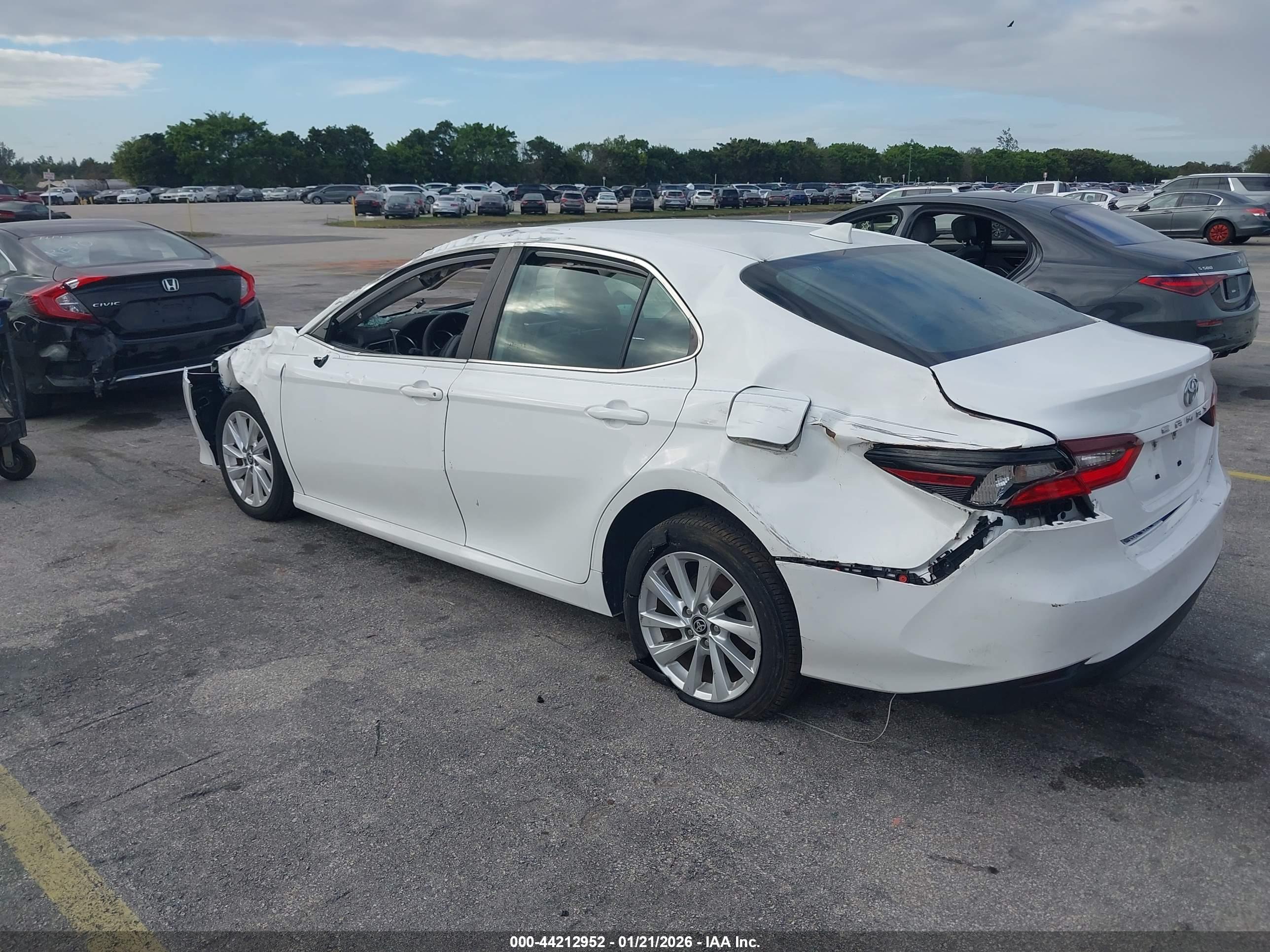 TOYOTA CAMRY image 3