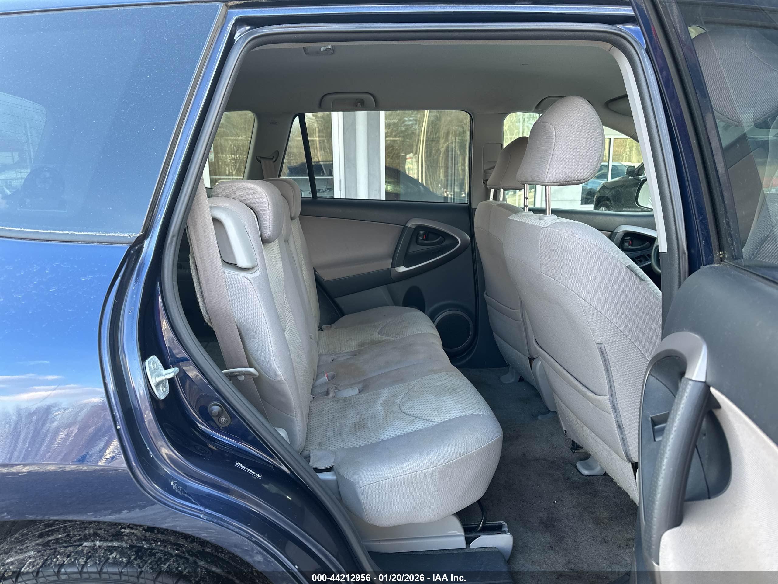 TOYOTA RAV4 image 8
