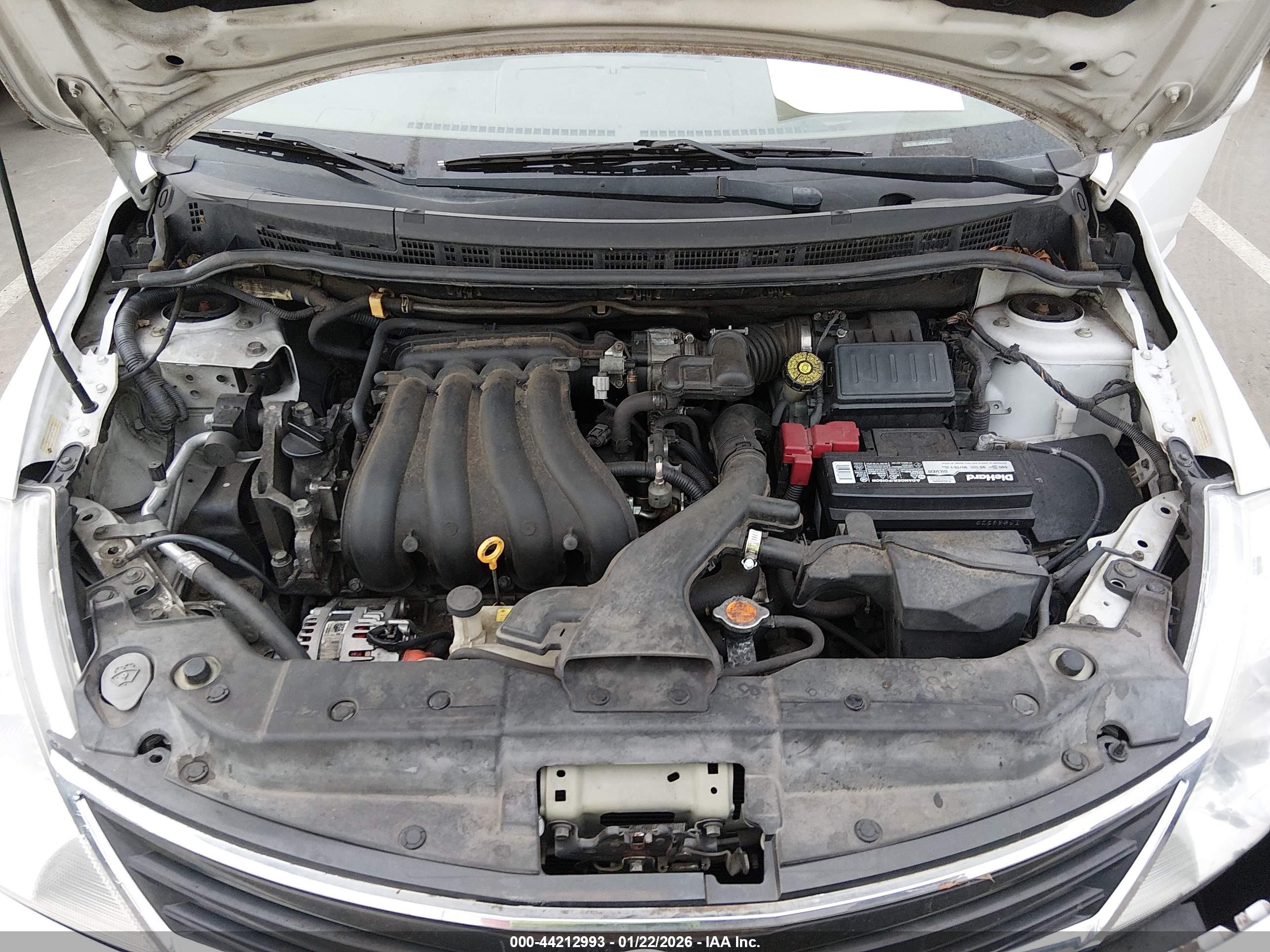 NISSAN VERSA image 10