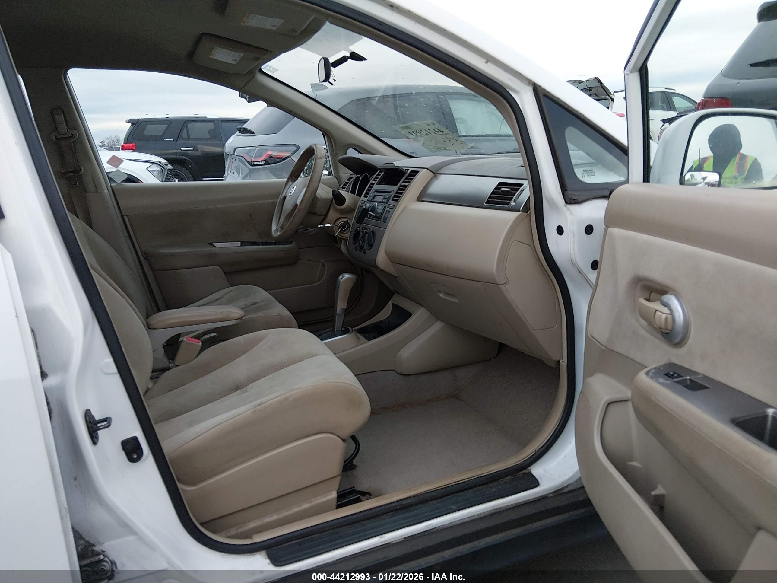 NISSAN VERSA image 5