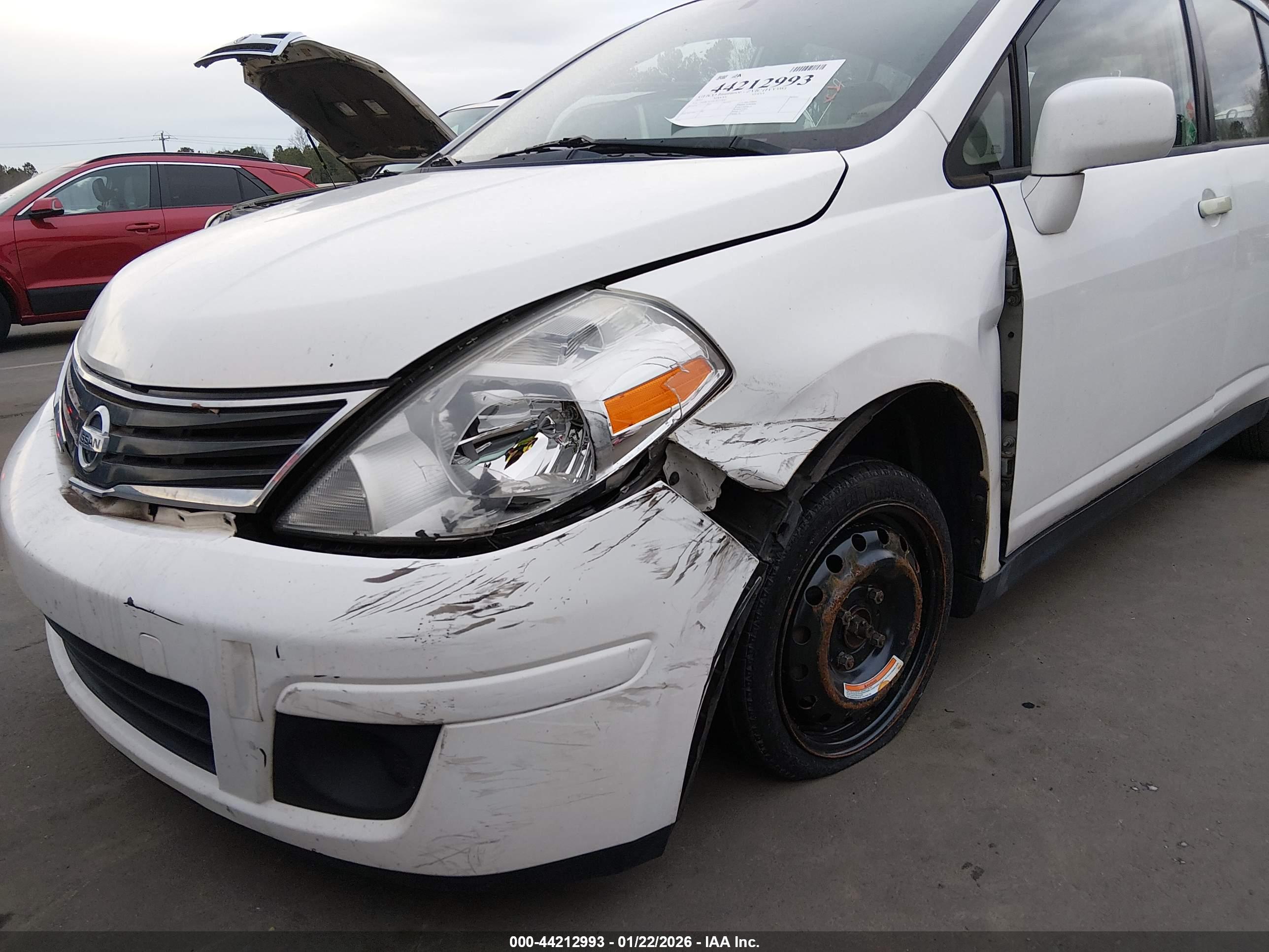 NISSAN VERSA image 6
