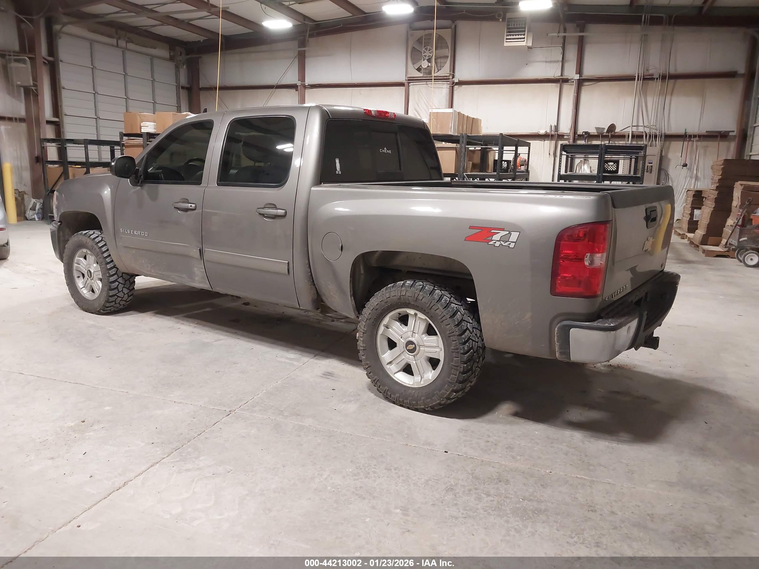 CHEVROLET SILVERADO image 3