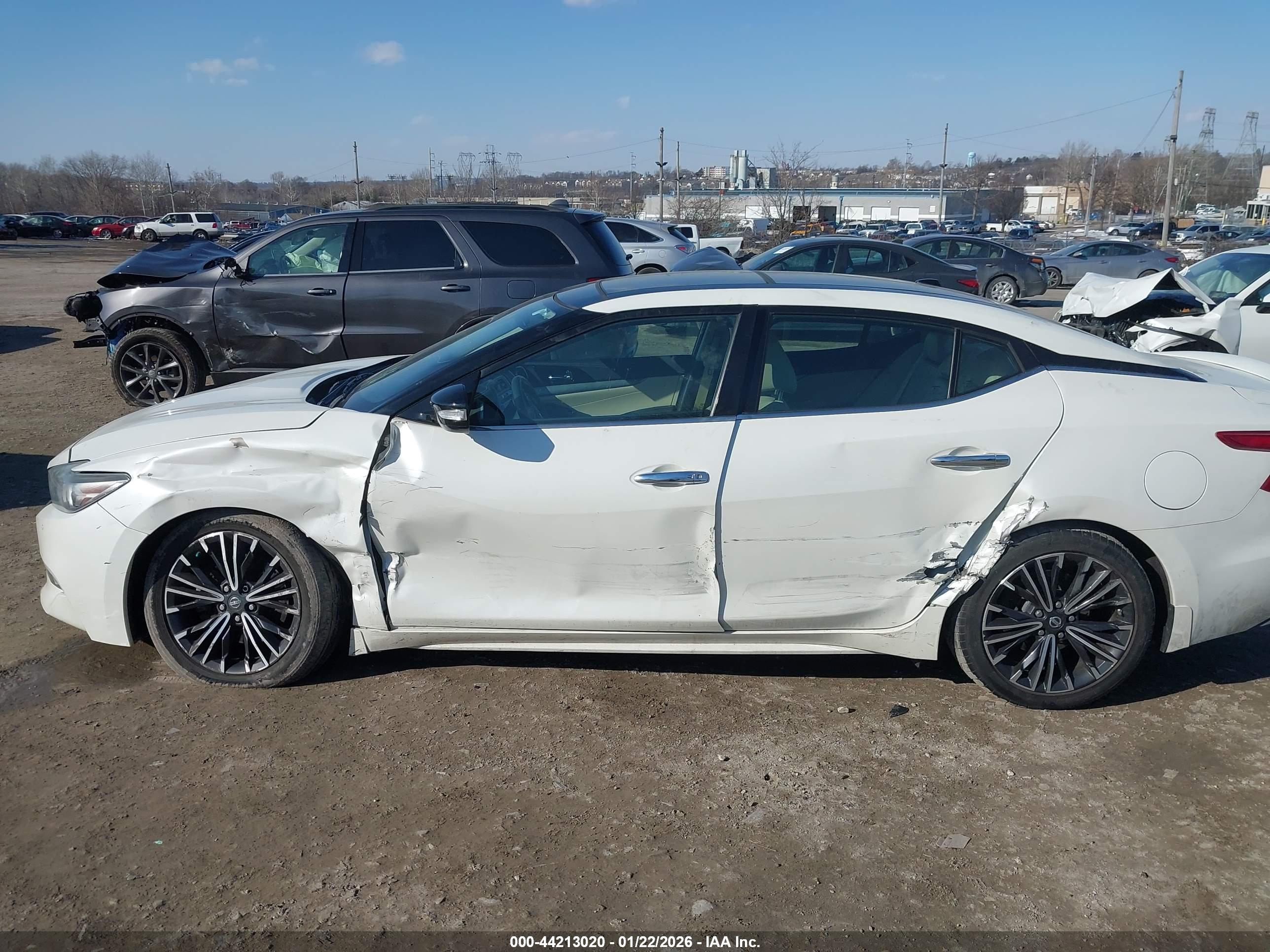 NISSAN MAXIMA image 6