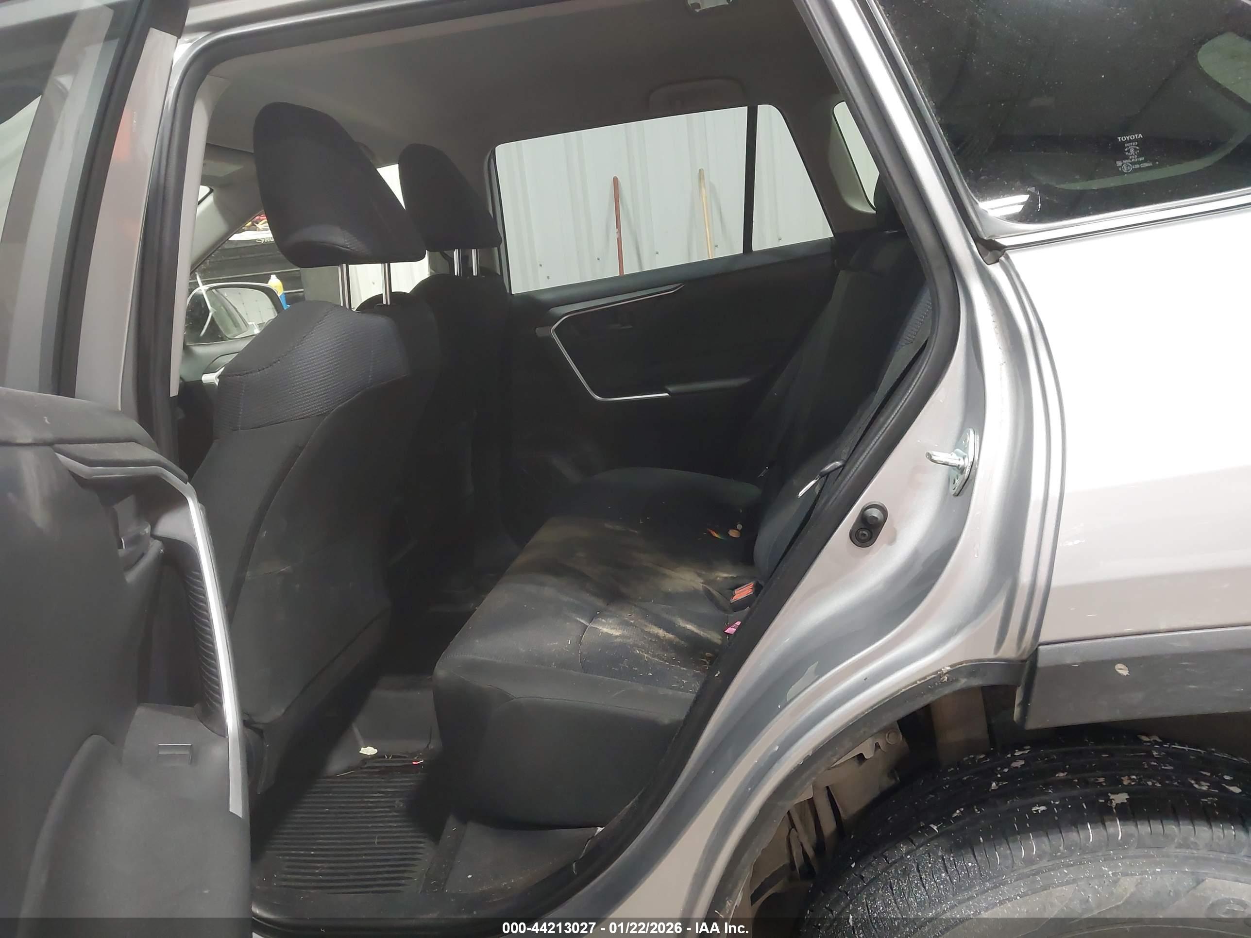 TOYOTA RAV4 image 8