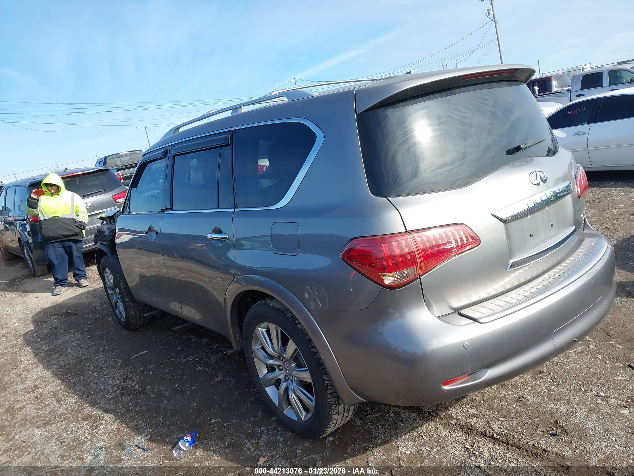 INFINITI QX56 image 3