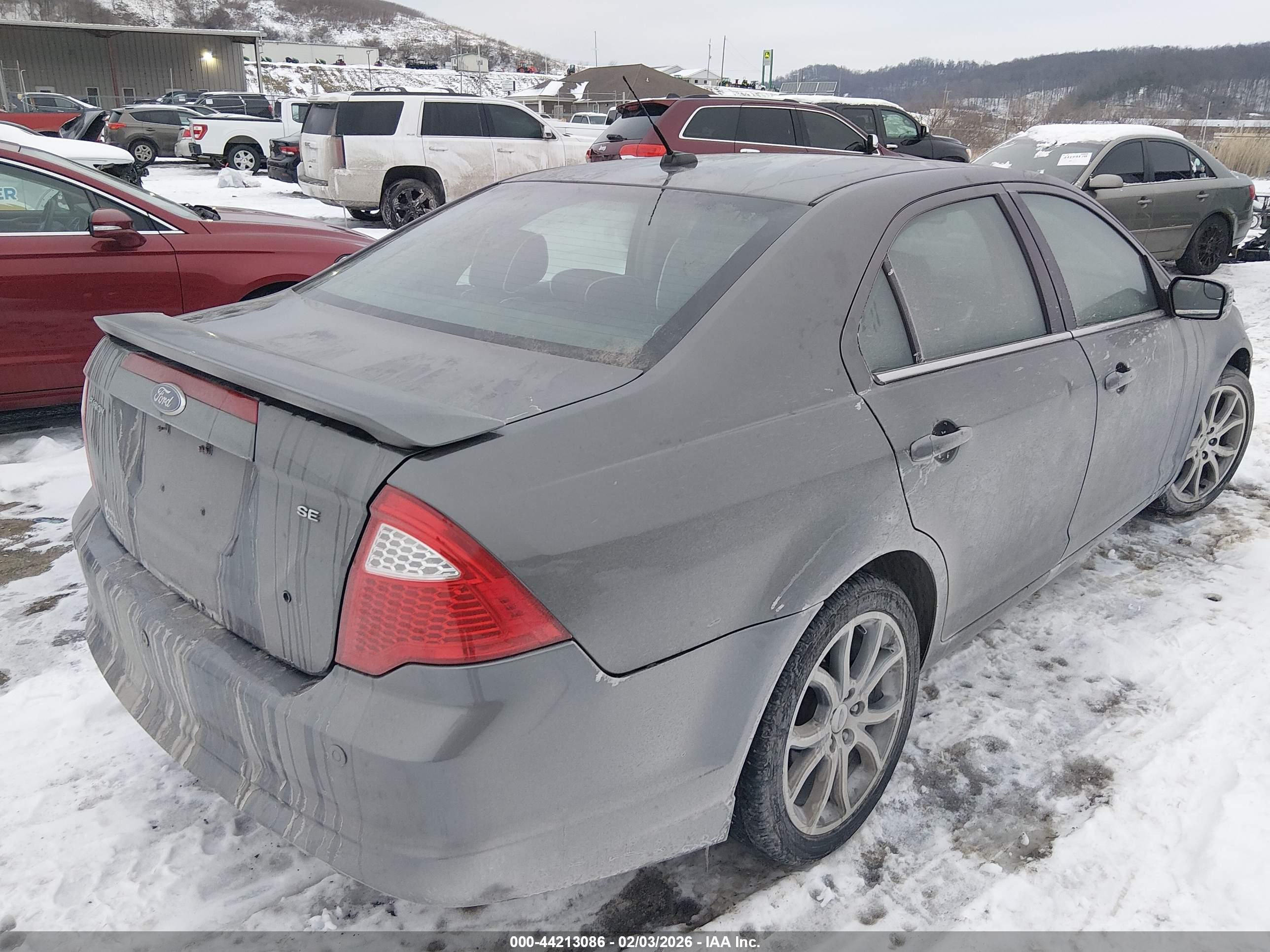 FORD FUSION image 4