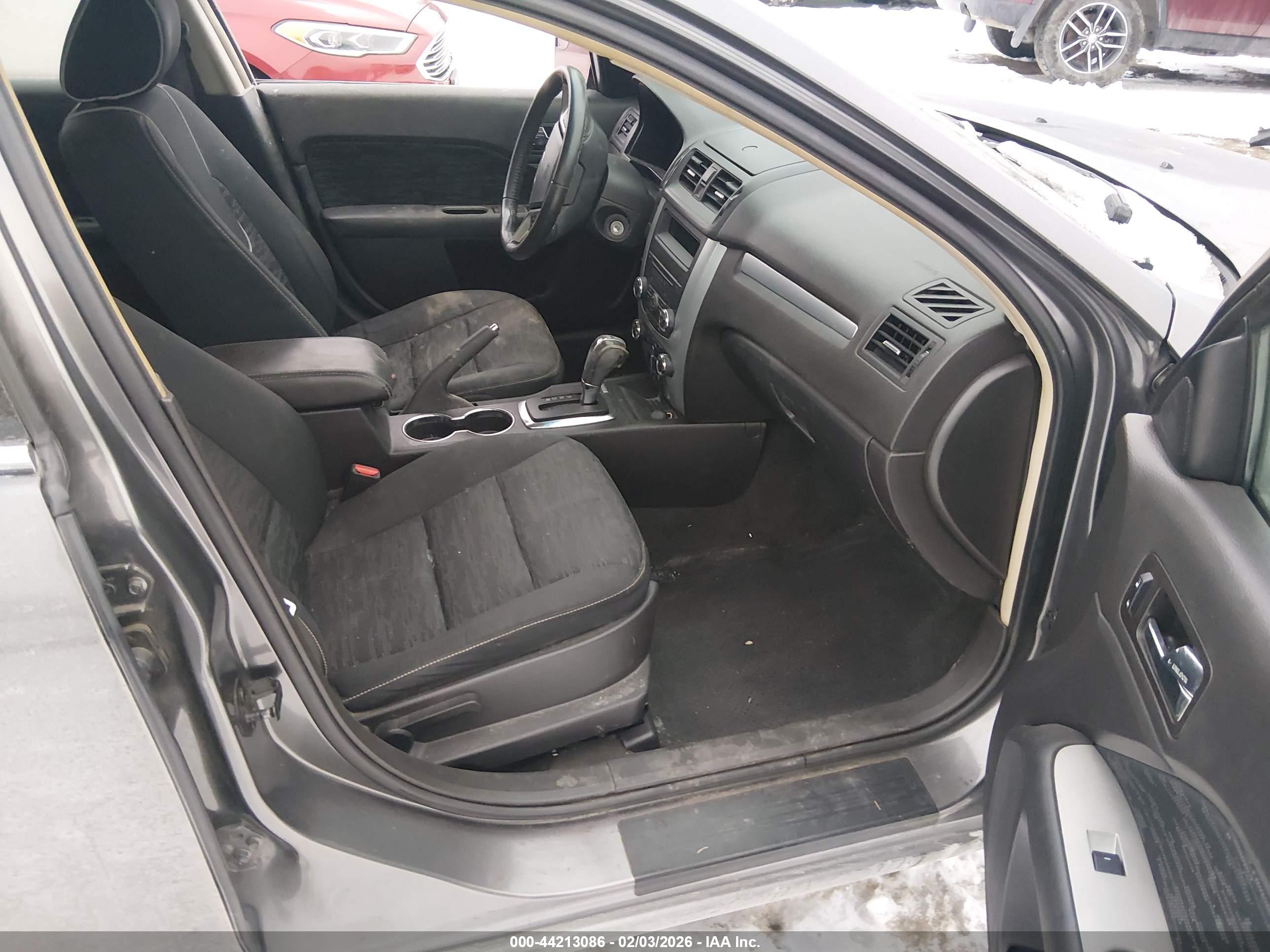 FORD FUSION image 5