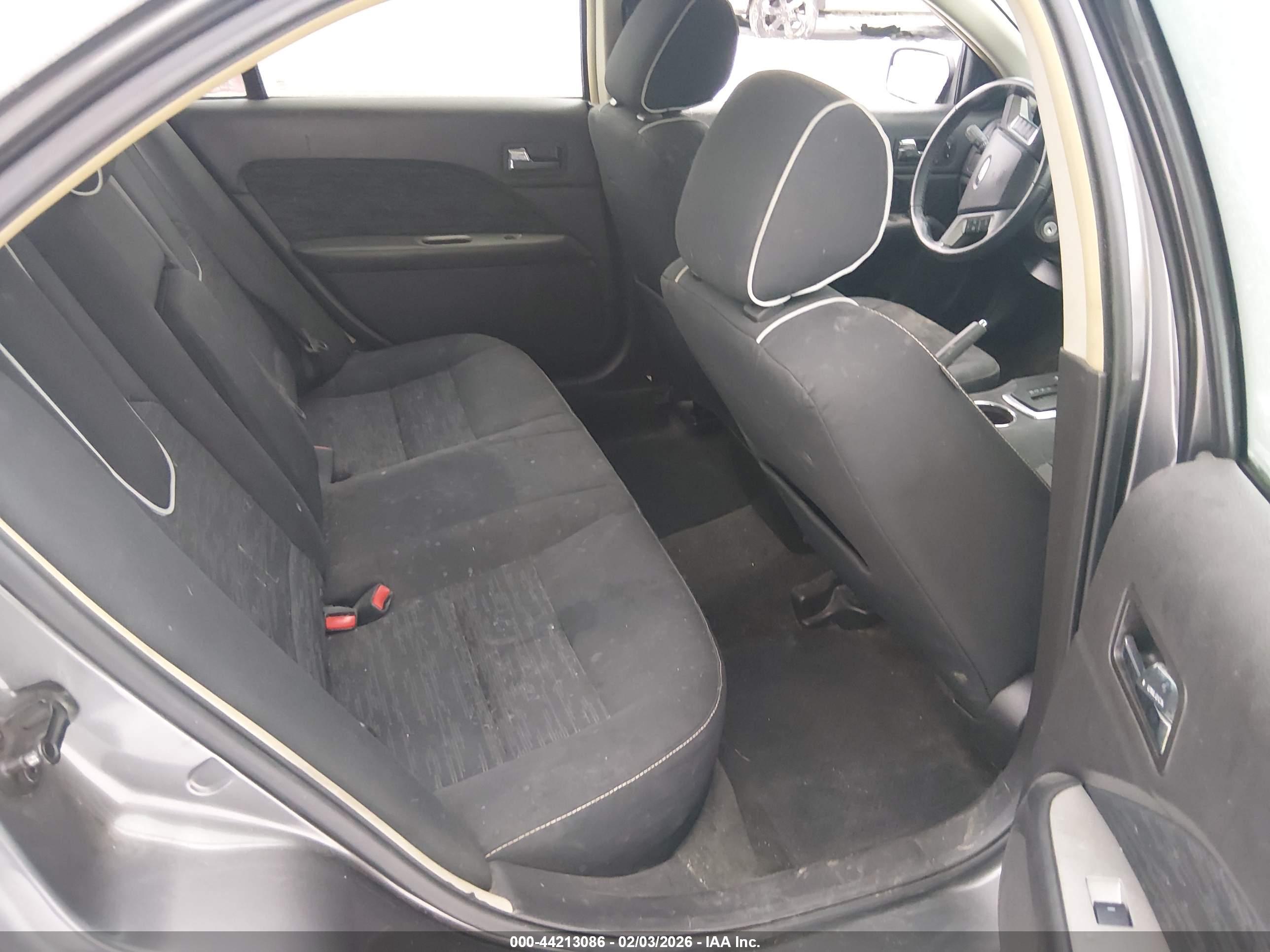 FORD FUSION image 8