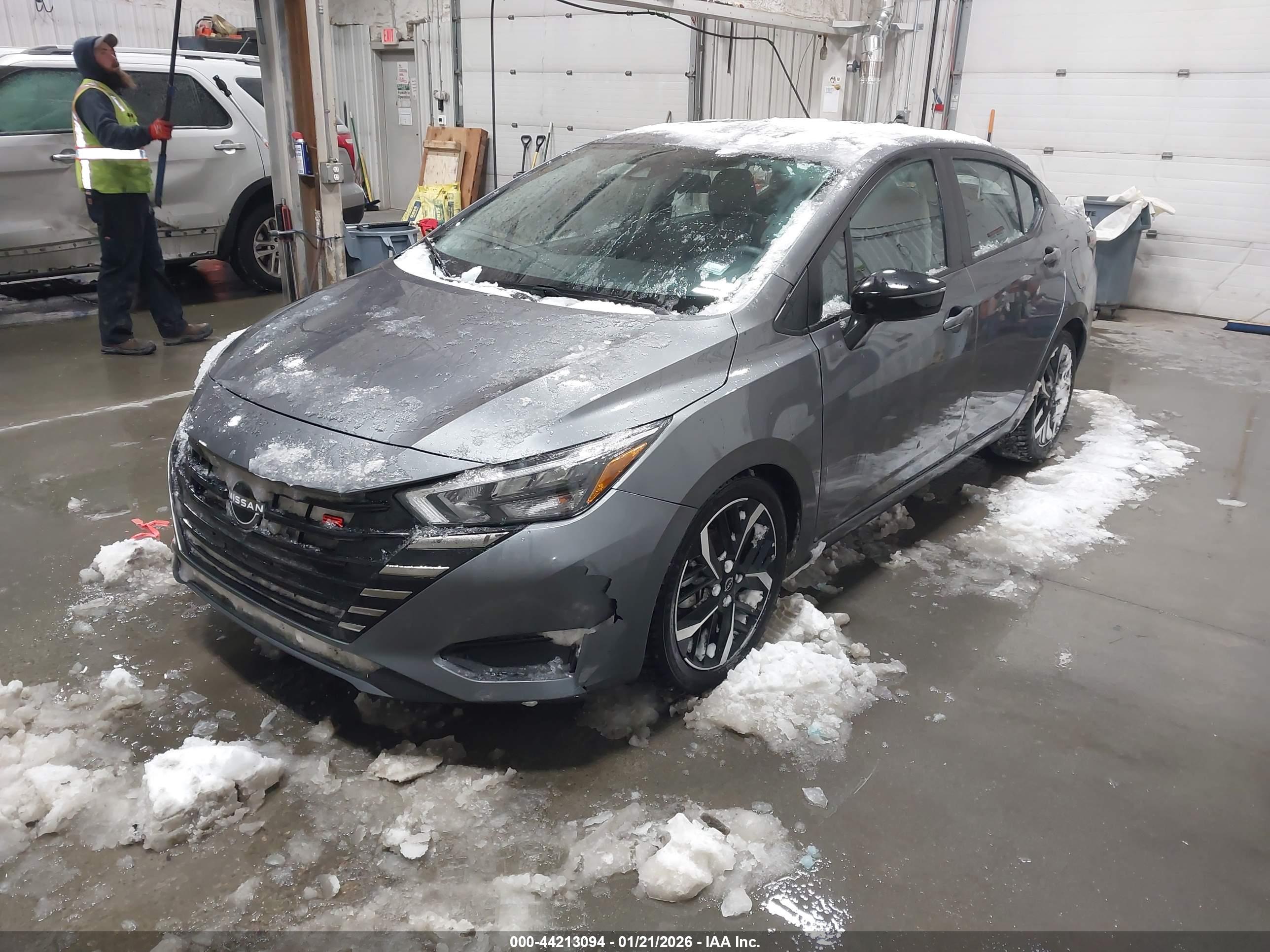 NISSAN VERSA image 2