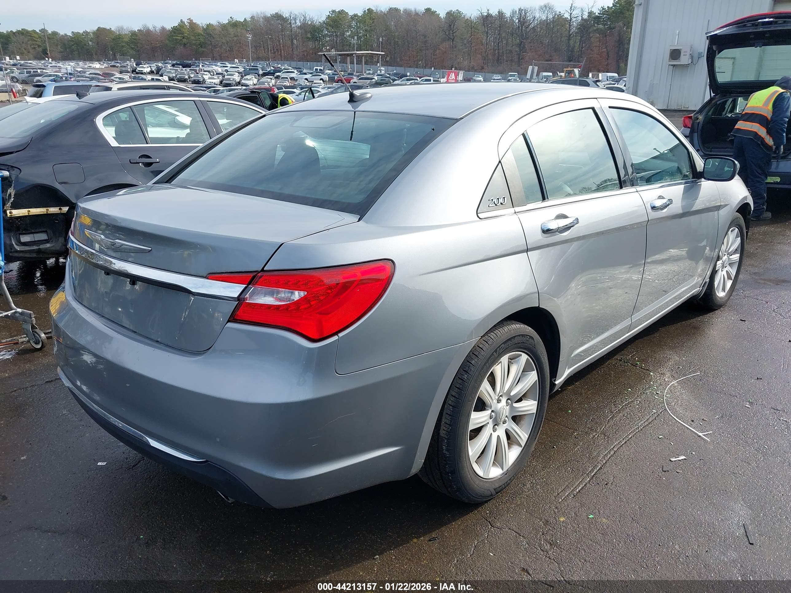 CHRYSLER 200 image 4