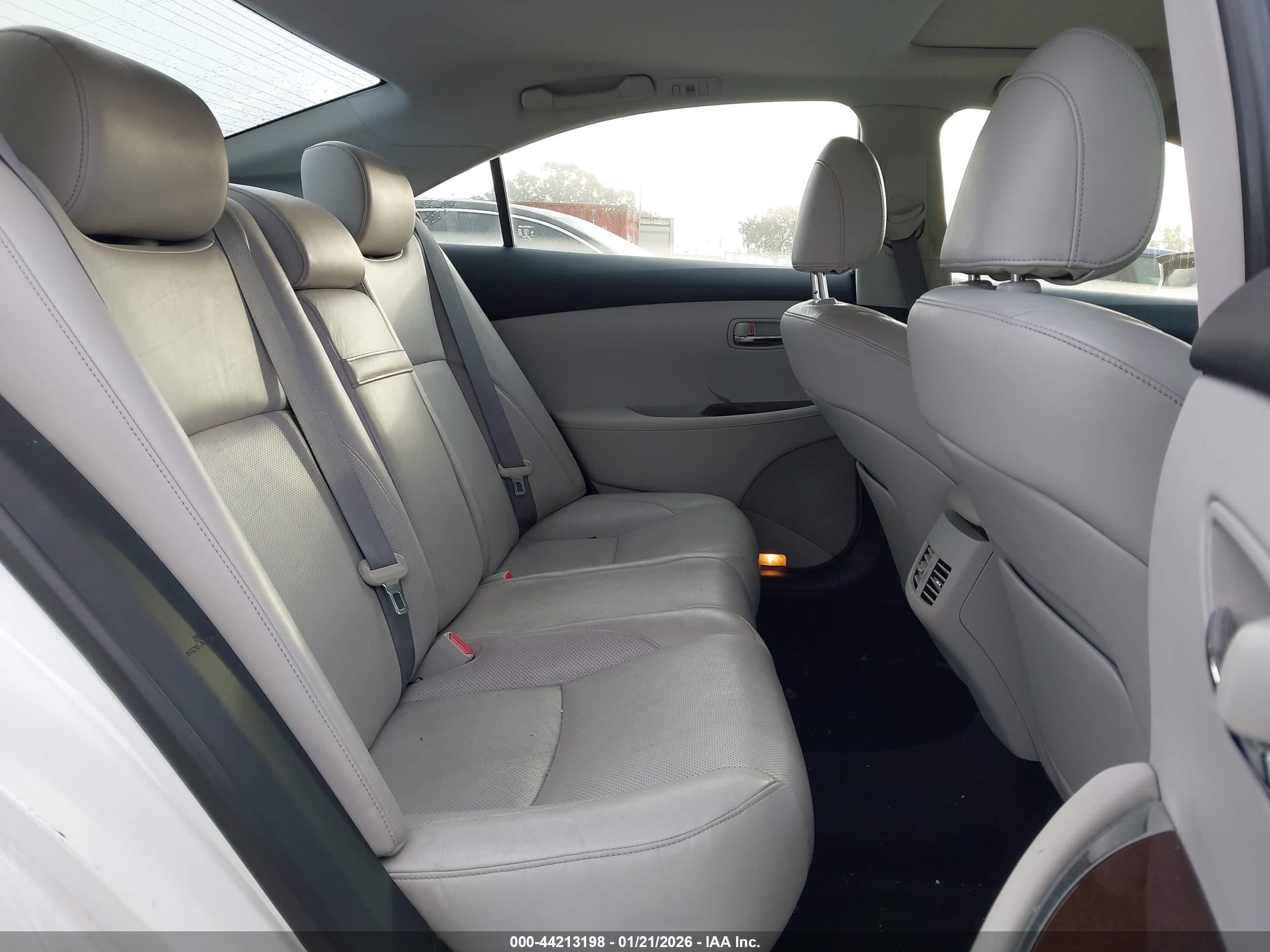 LEXUS ES image 8