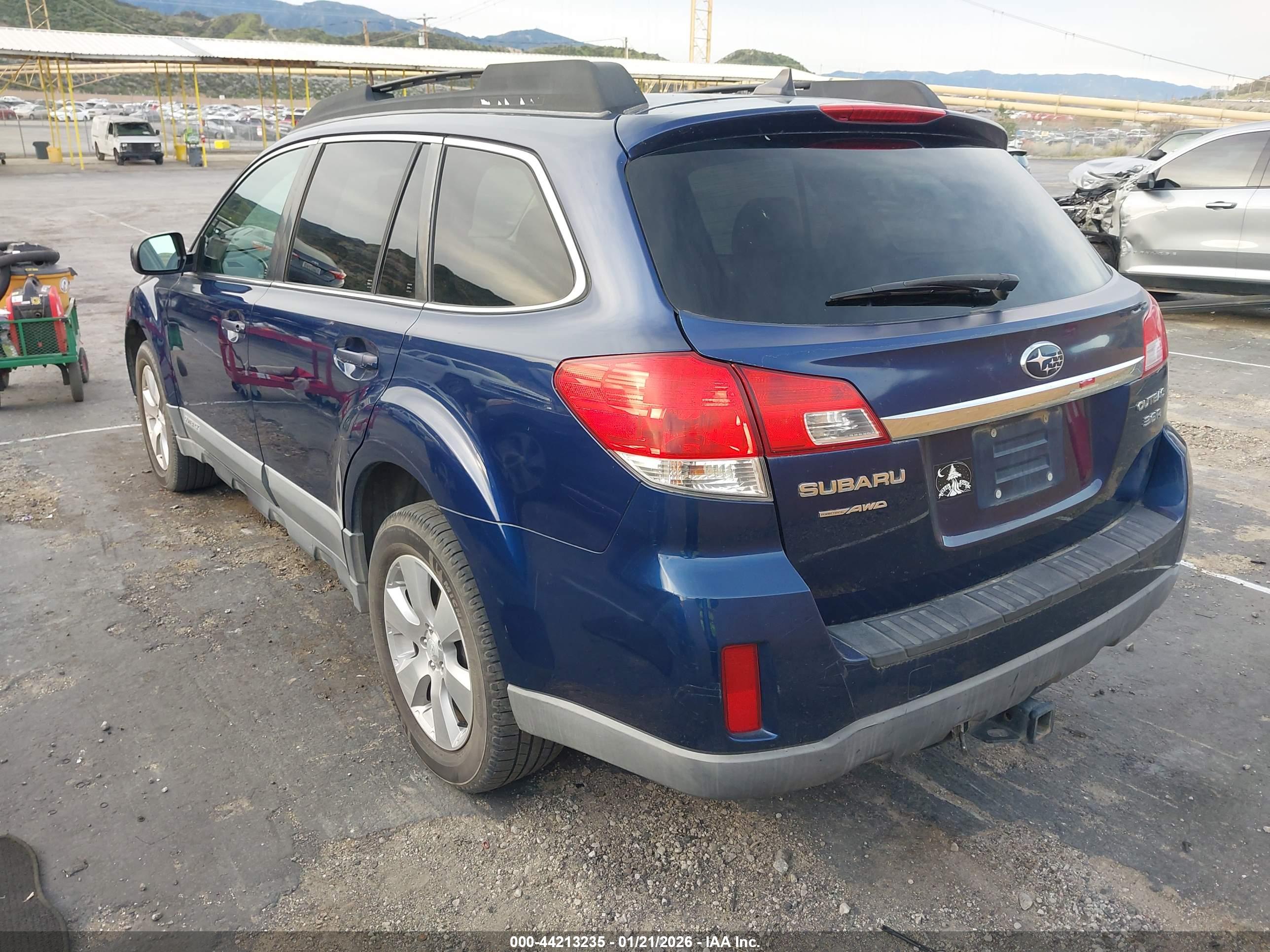 SUBARU OUTBACK image 3
