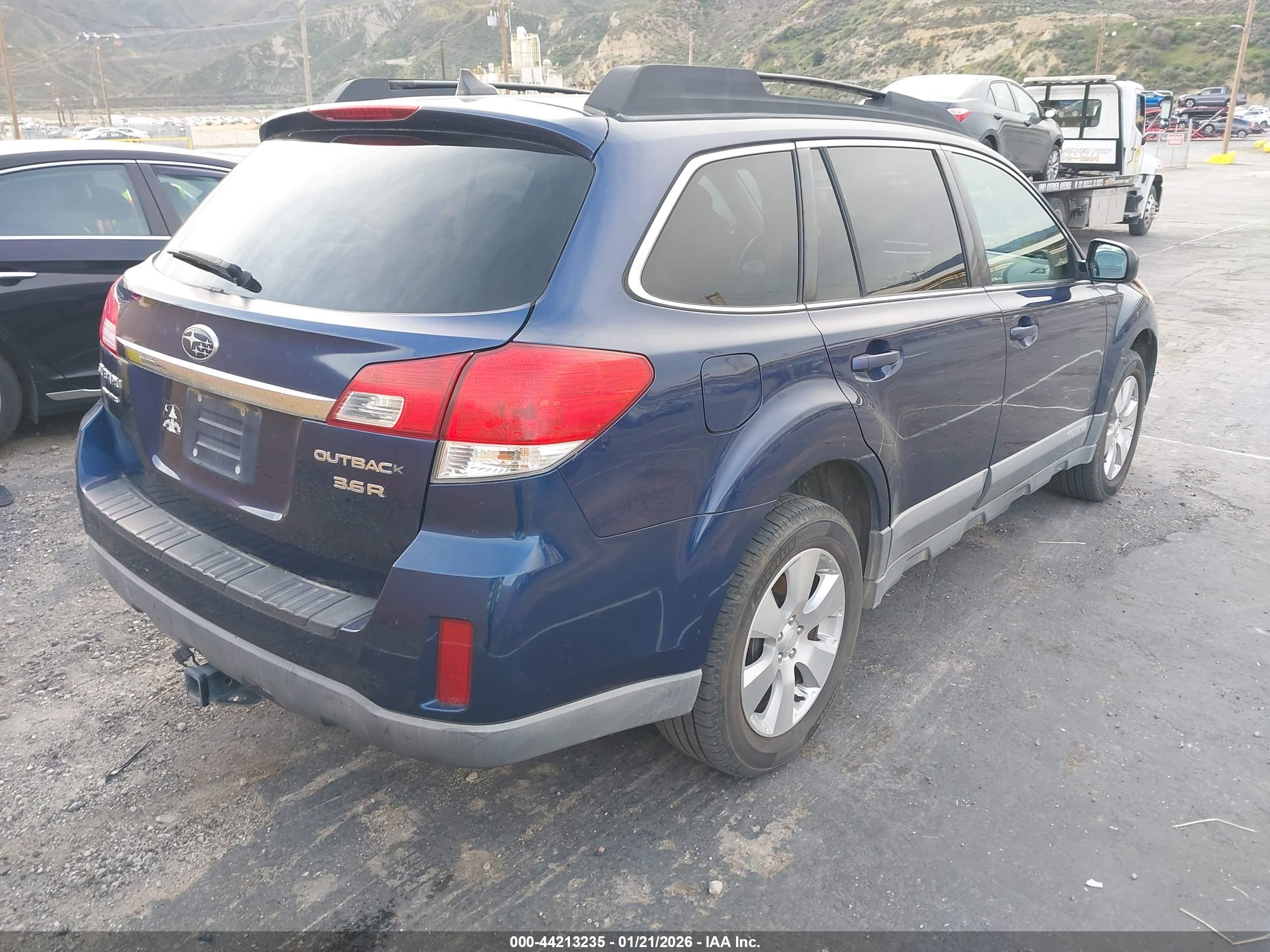 SUBARU OUTBACK image 4