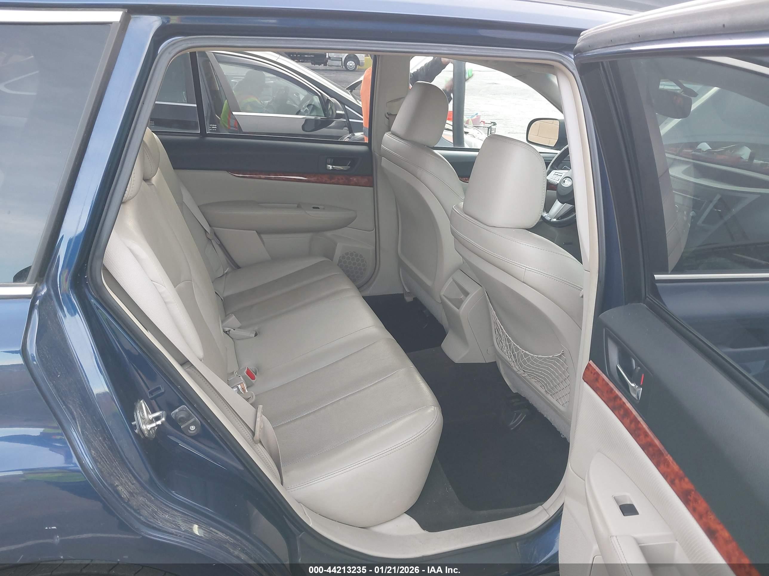 SUBARU OUTBACK image 8