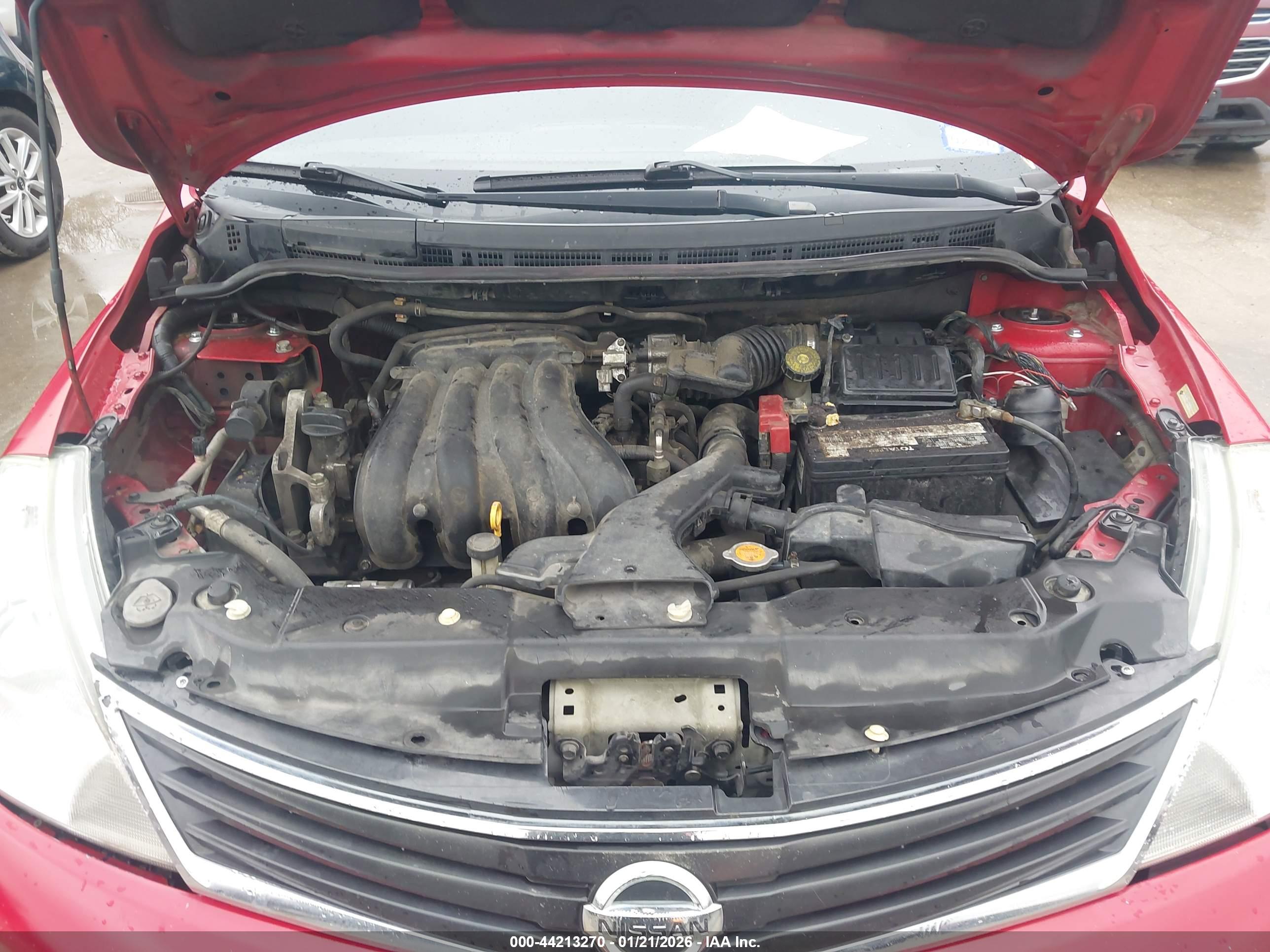 NISSAN VERSA image 10
