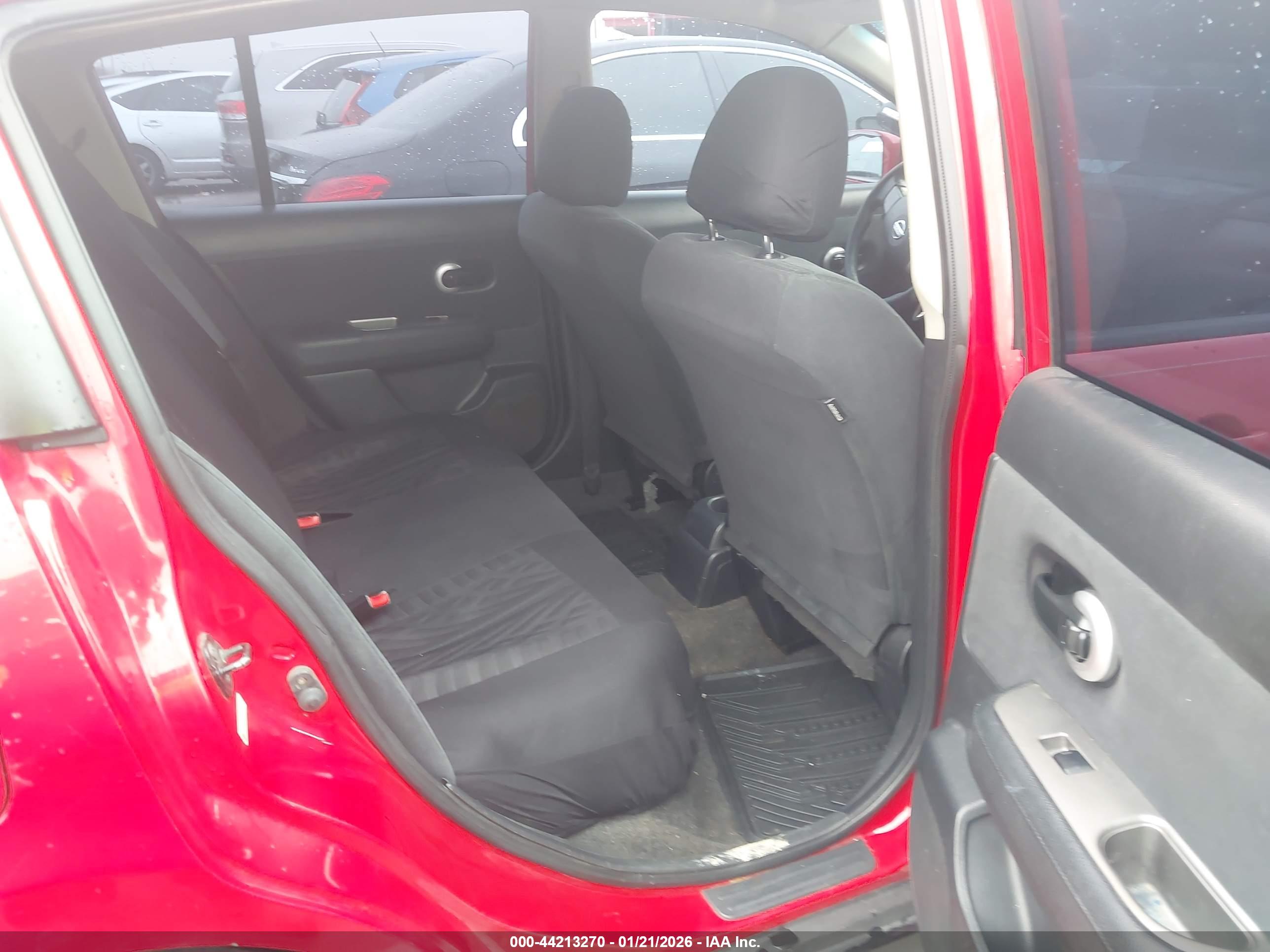 NISSAN VERSA image 8