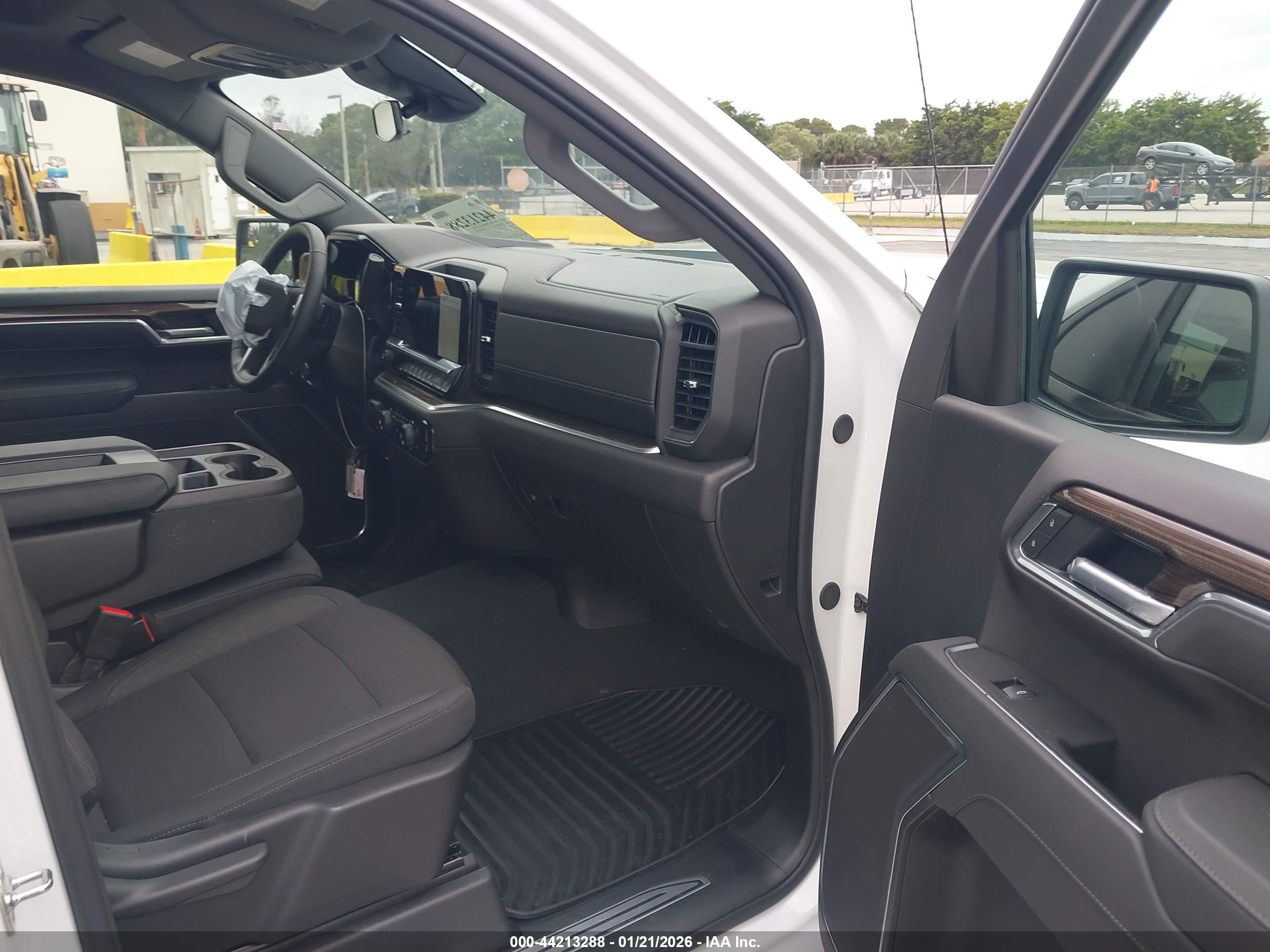 CHEVROLET SILVERADO image 5