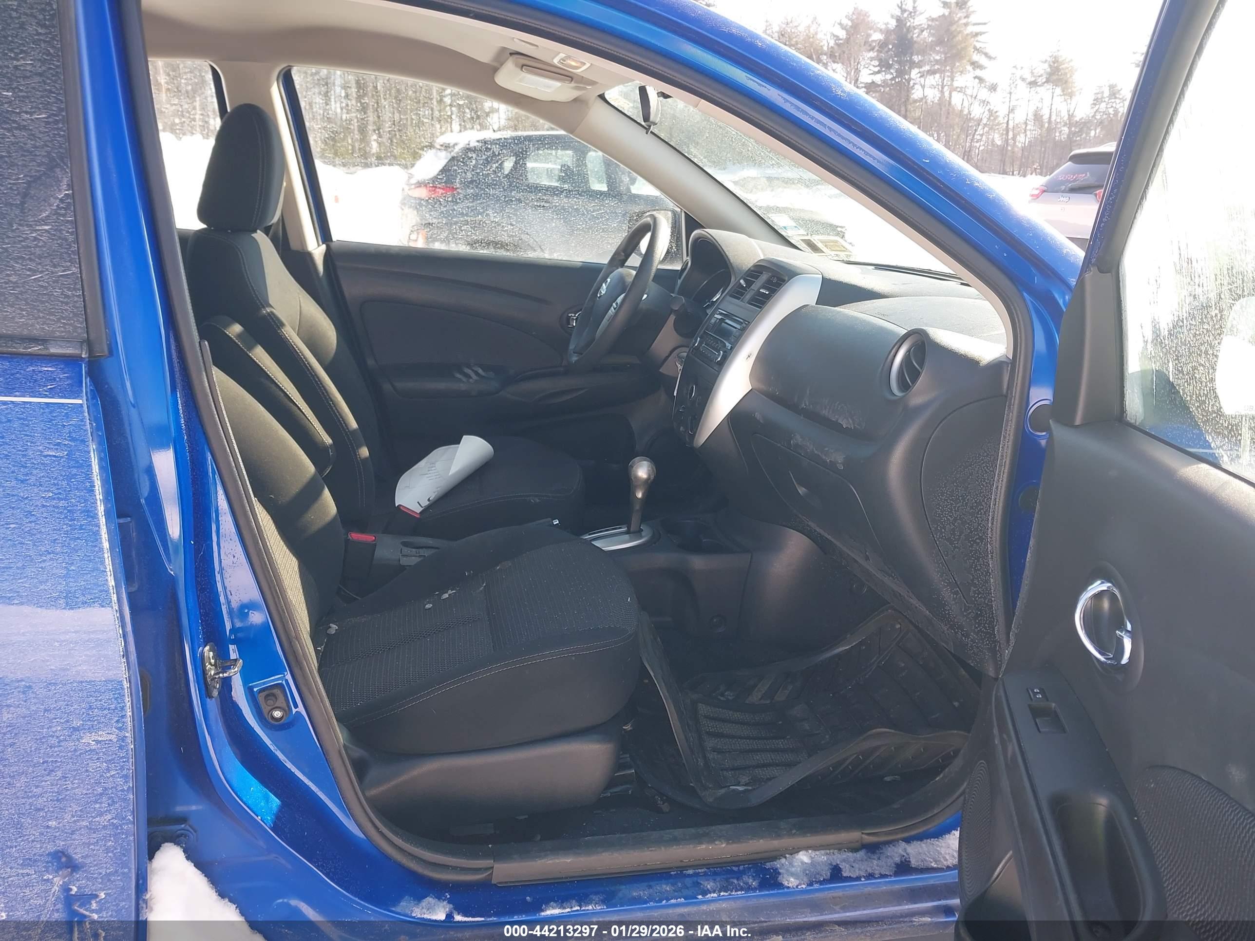 NISSAN VERSA image 5