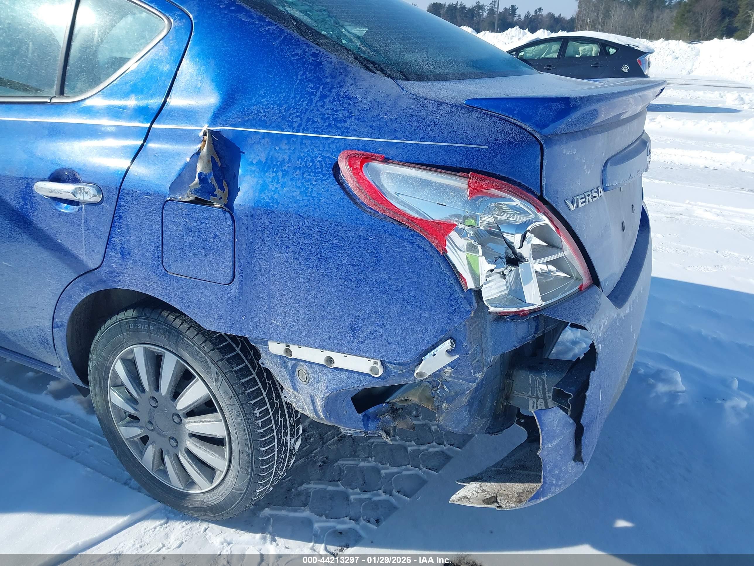 NISSAN VERSA image 6