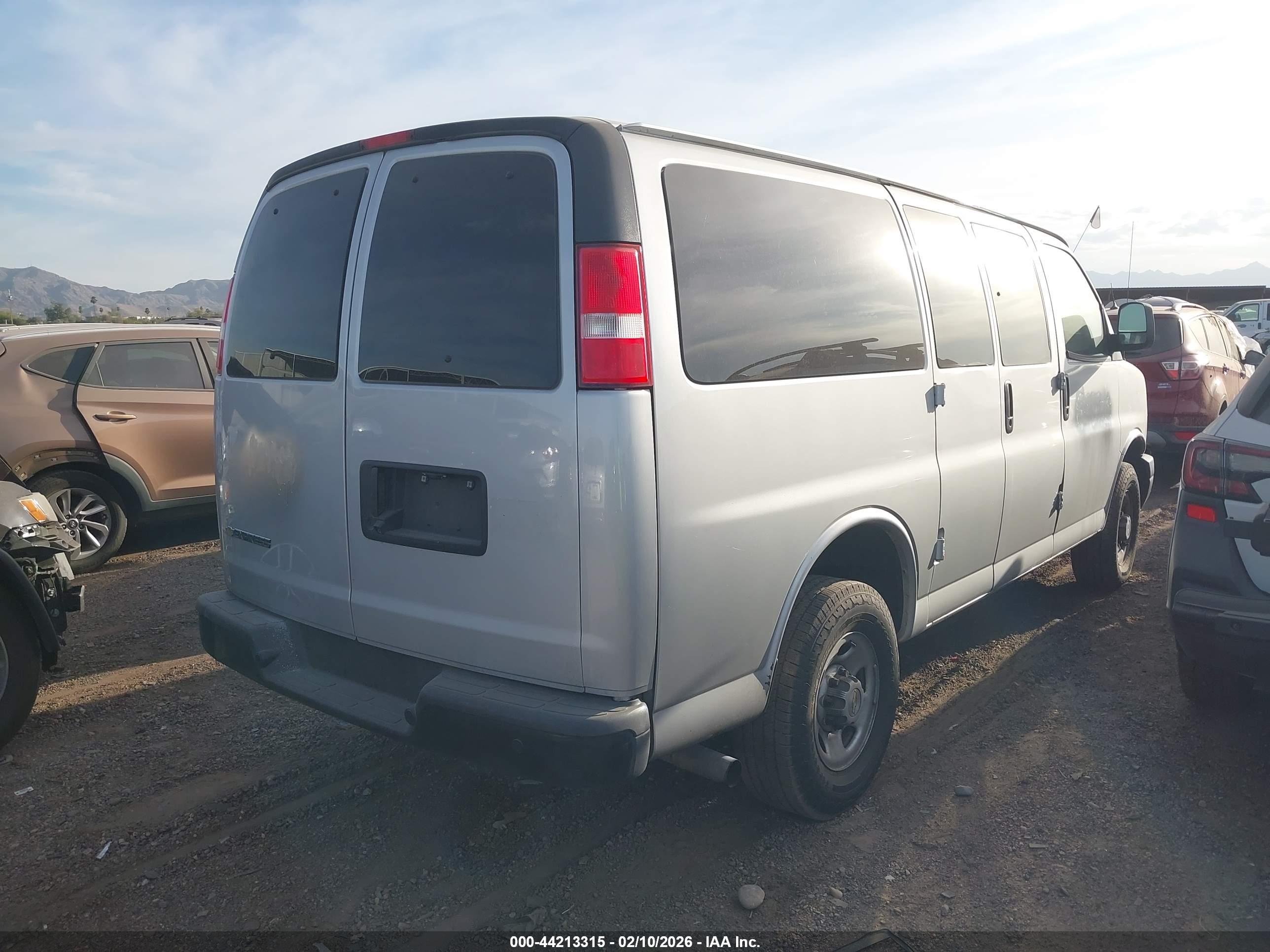 CHEVROLET EXPRESS image 4