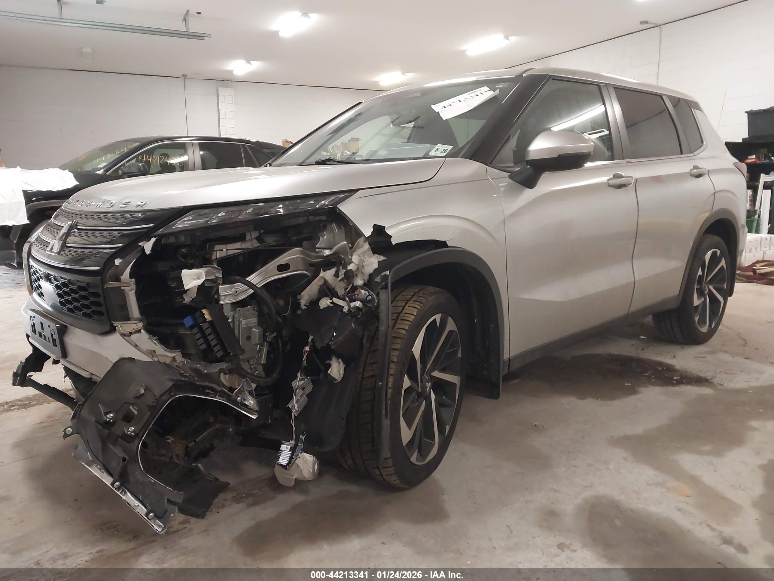 MITSUBISHI OUTLANDER image 2