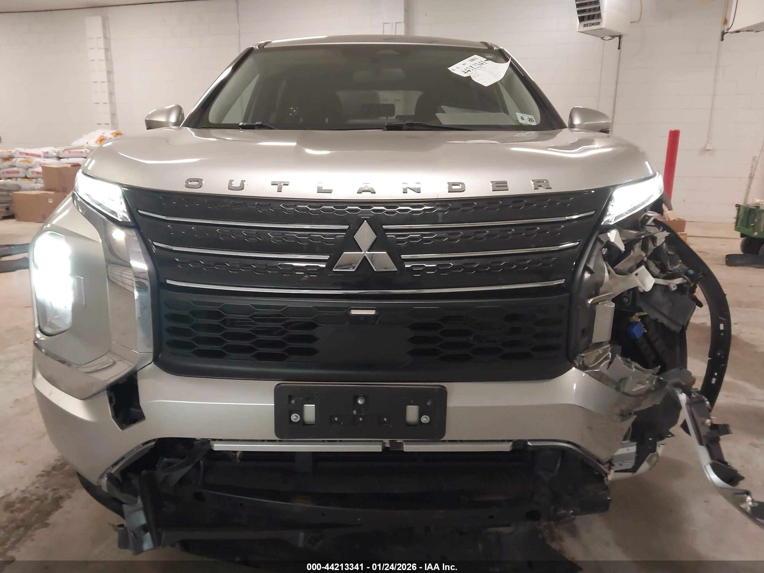 MITSUBISHI OUTLANDER image 6