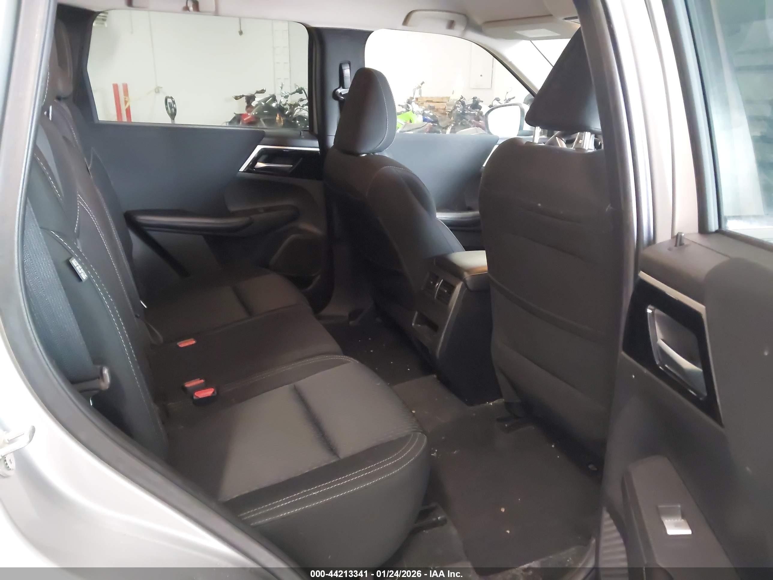 MITSUBISHI OUTLANDER image 8