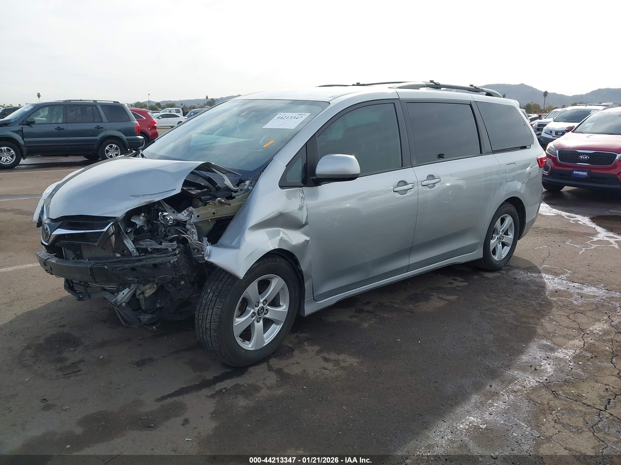 TOYOTA SIENNA image 2