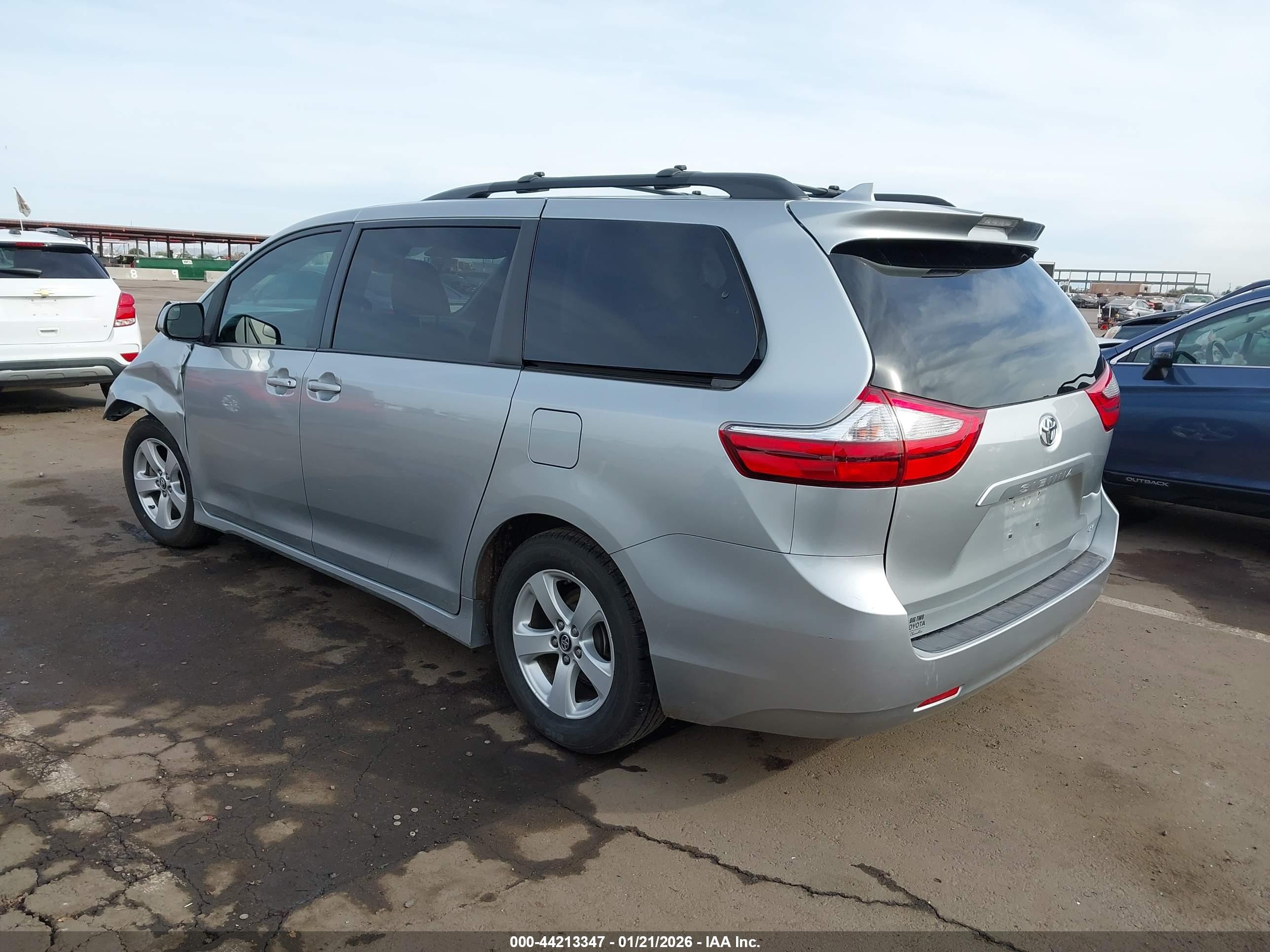 TOYOTA SIENNA image 3