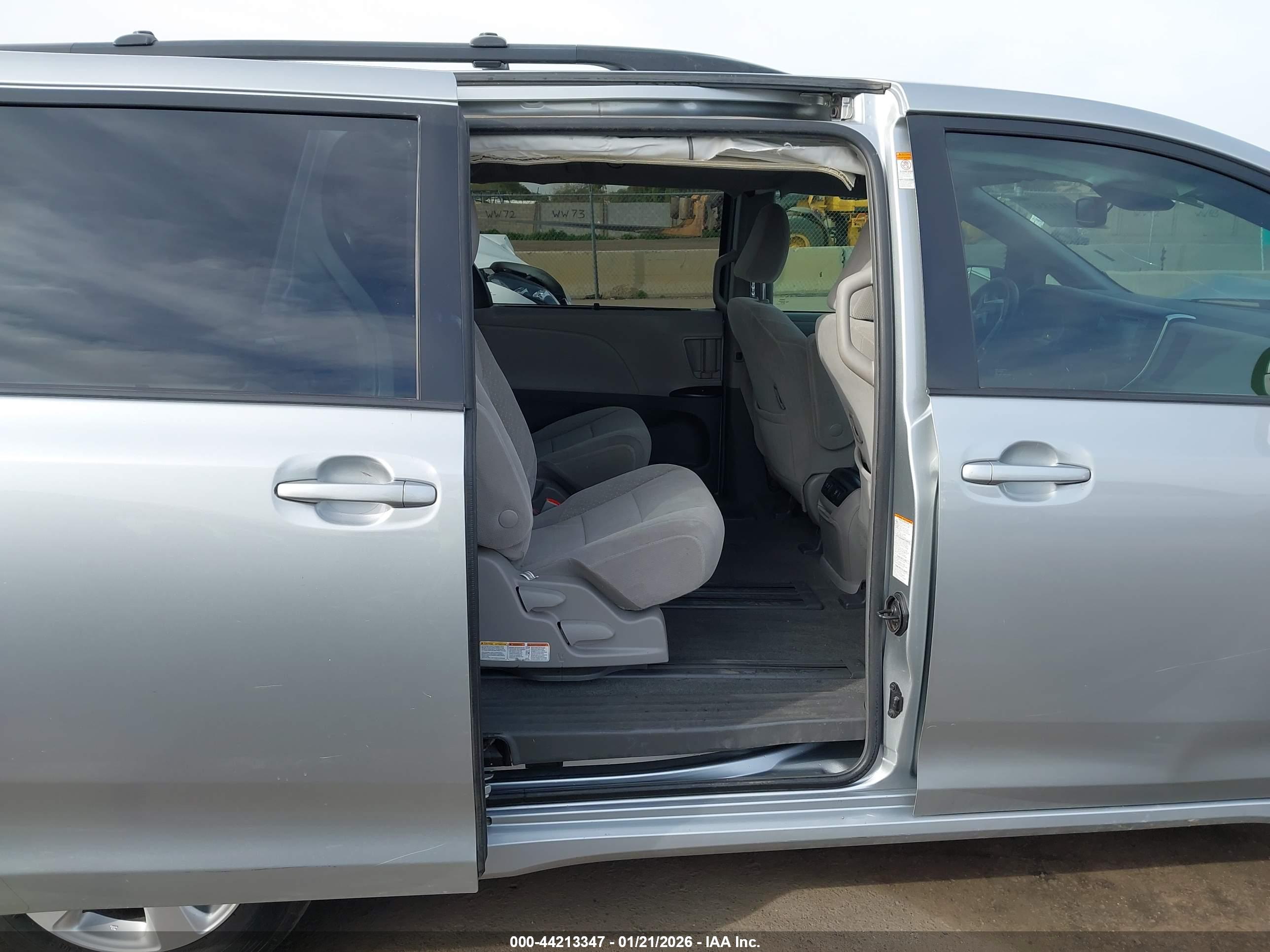TOYOTA SIENNA image 8
