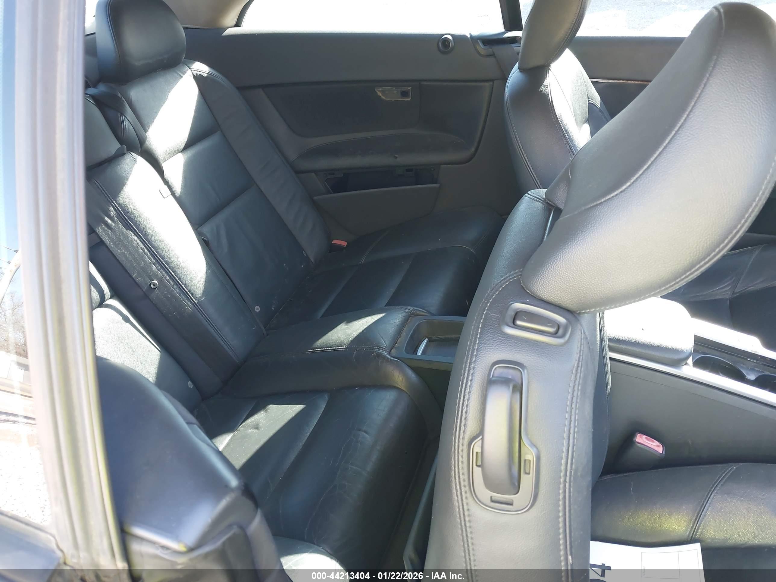 VOLVO C70 image 8