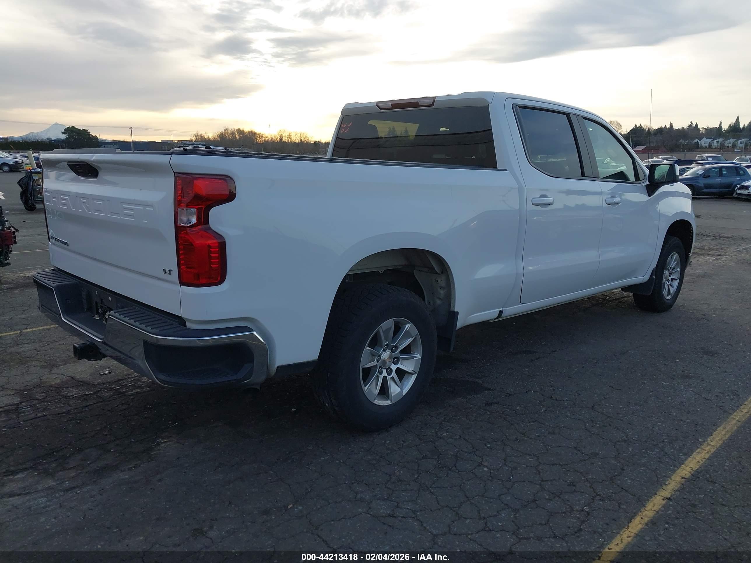 CHEVROLET SILVERADO image 4