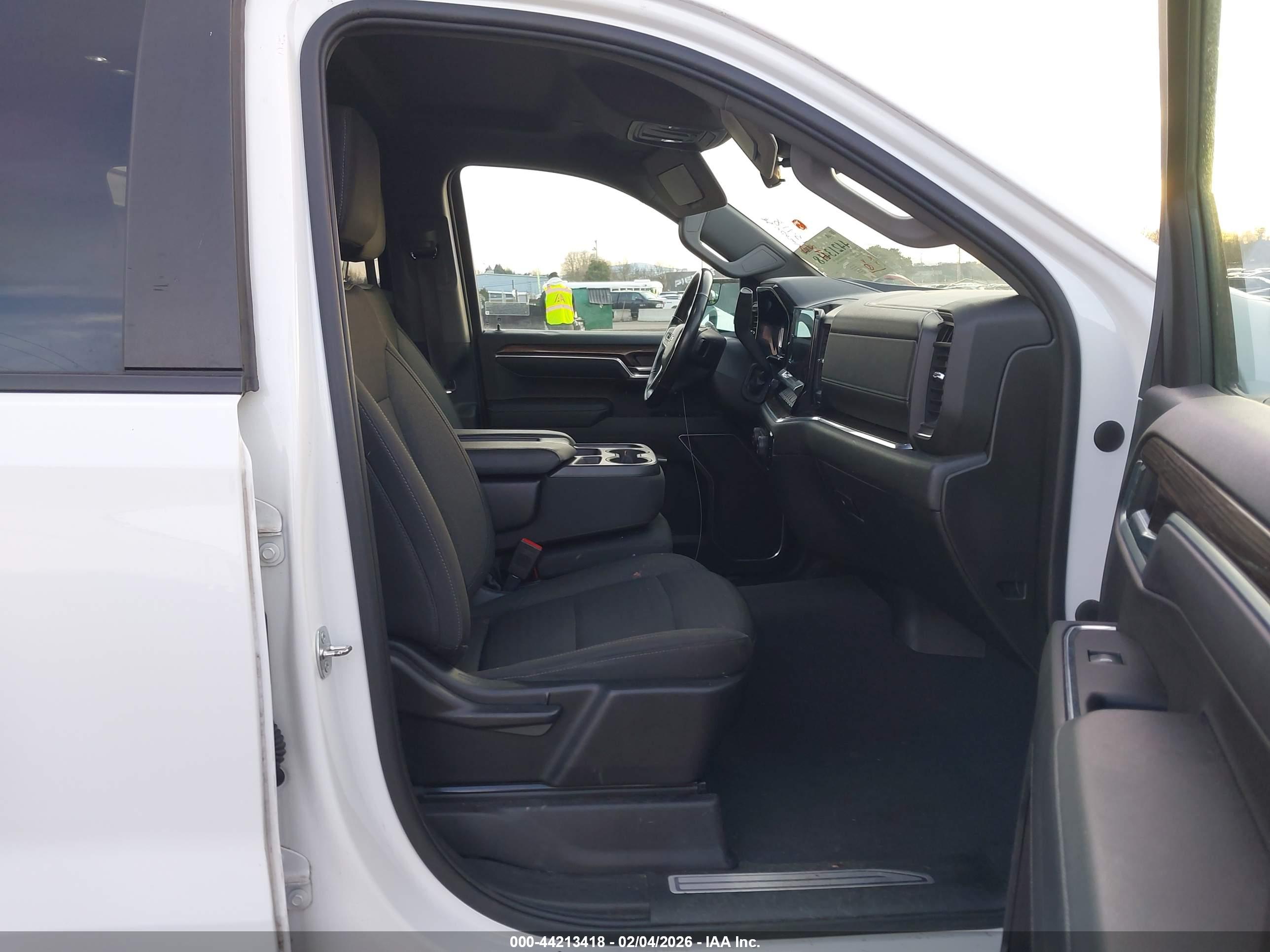 CHEVROLET SILVERADO image 5