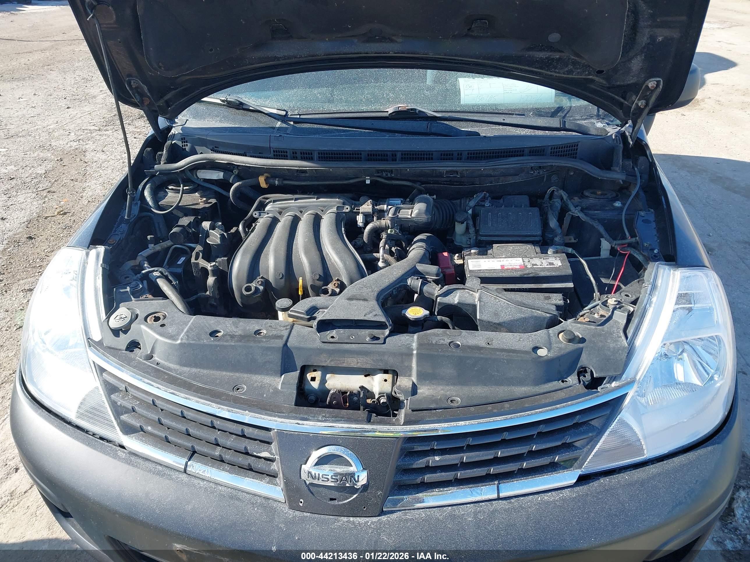 NISSAN VERSA image 10