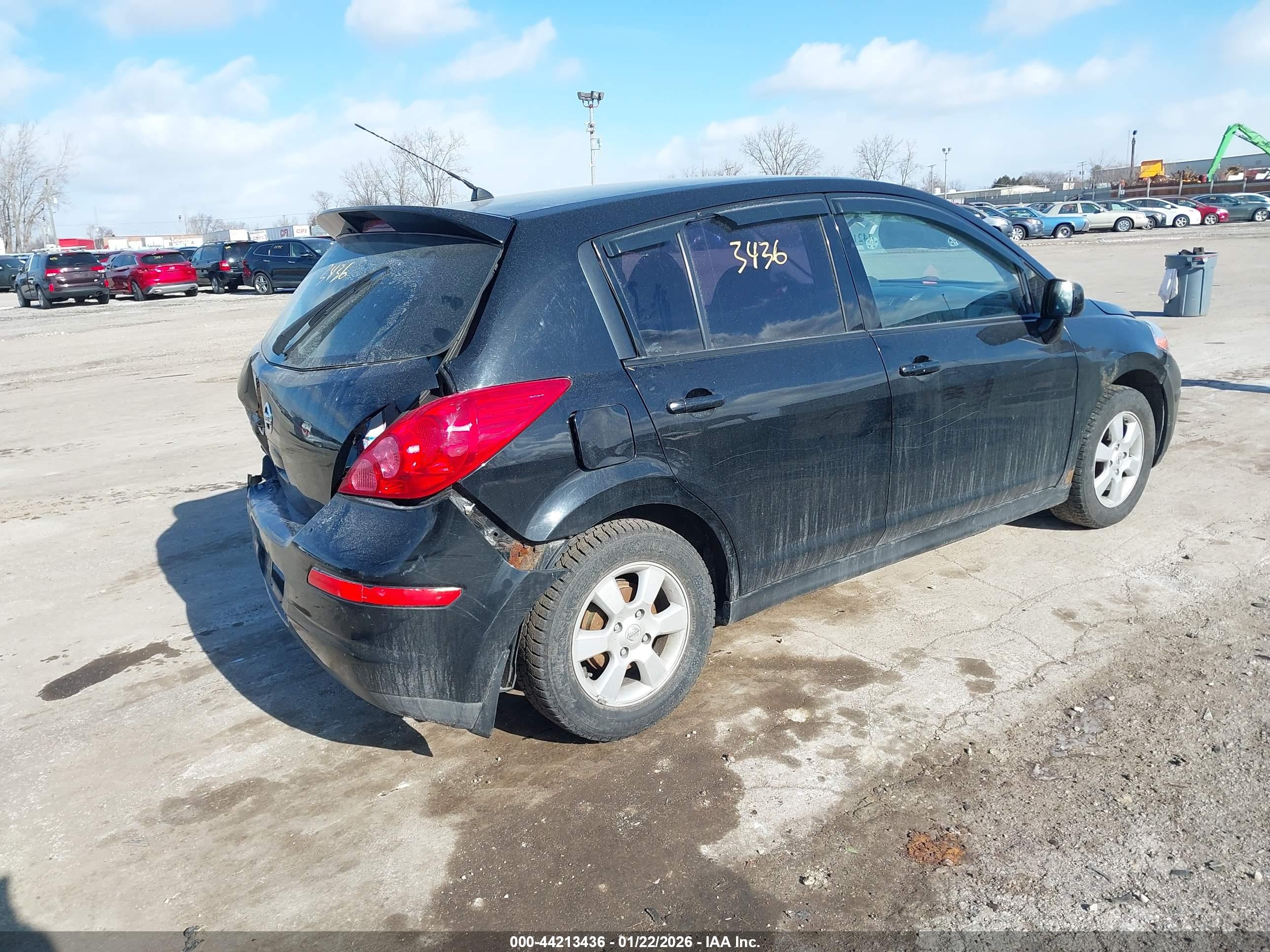 NISSAN VERSA image 4