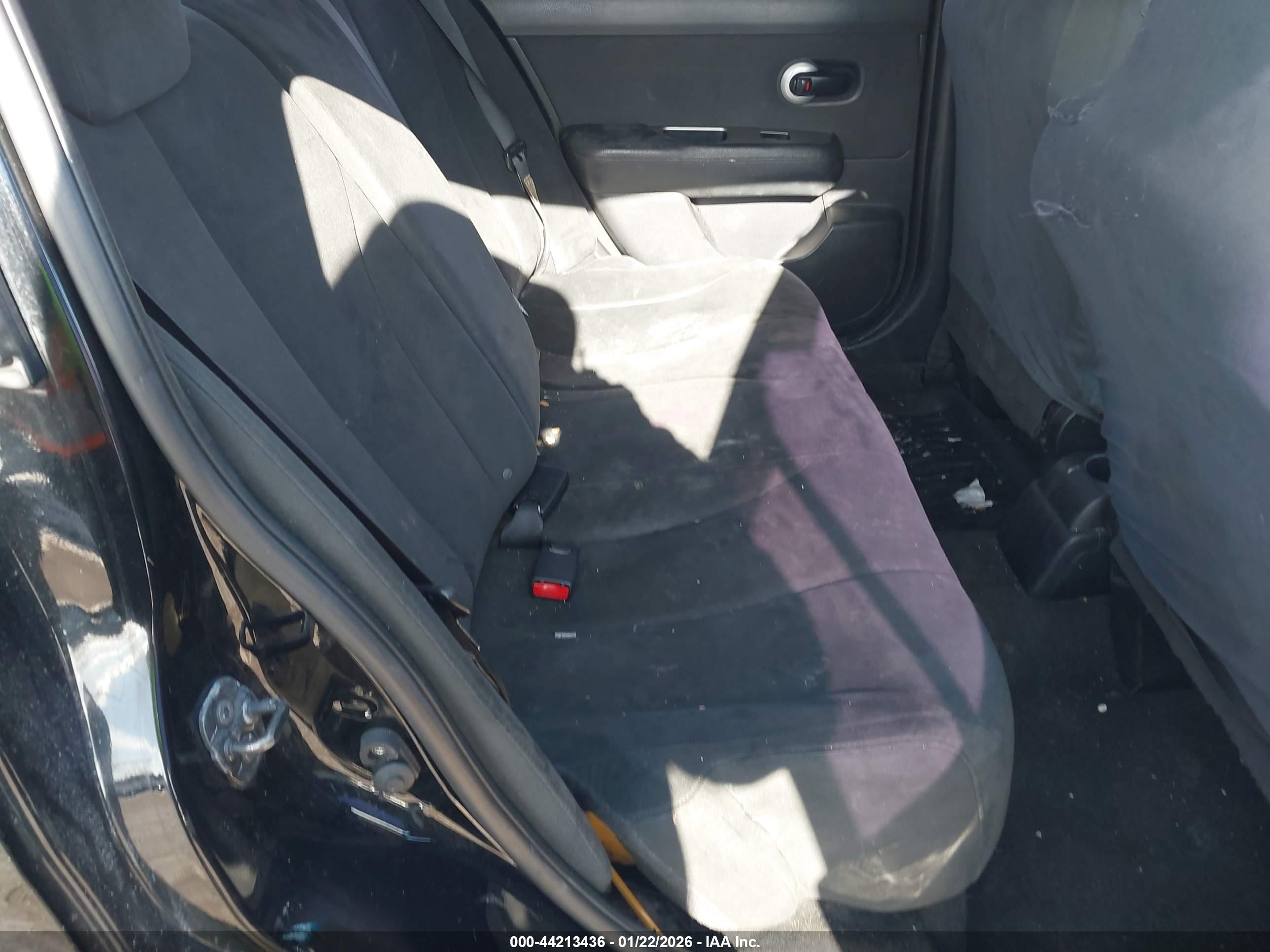 NISSAN VERSA image 8