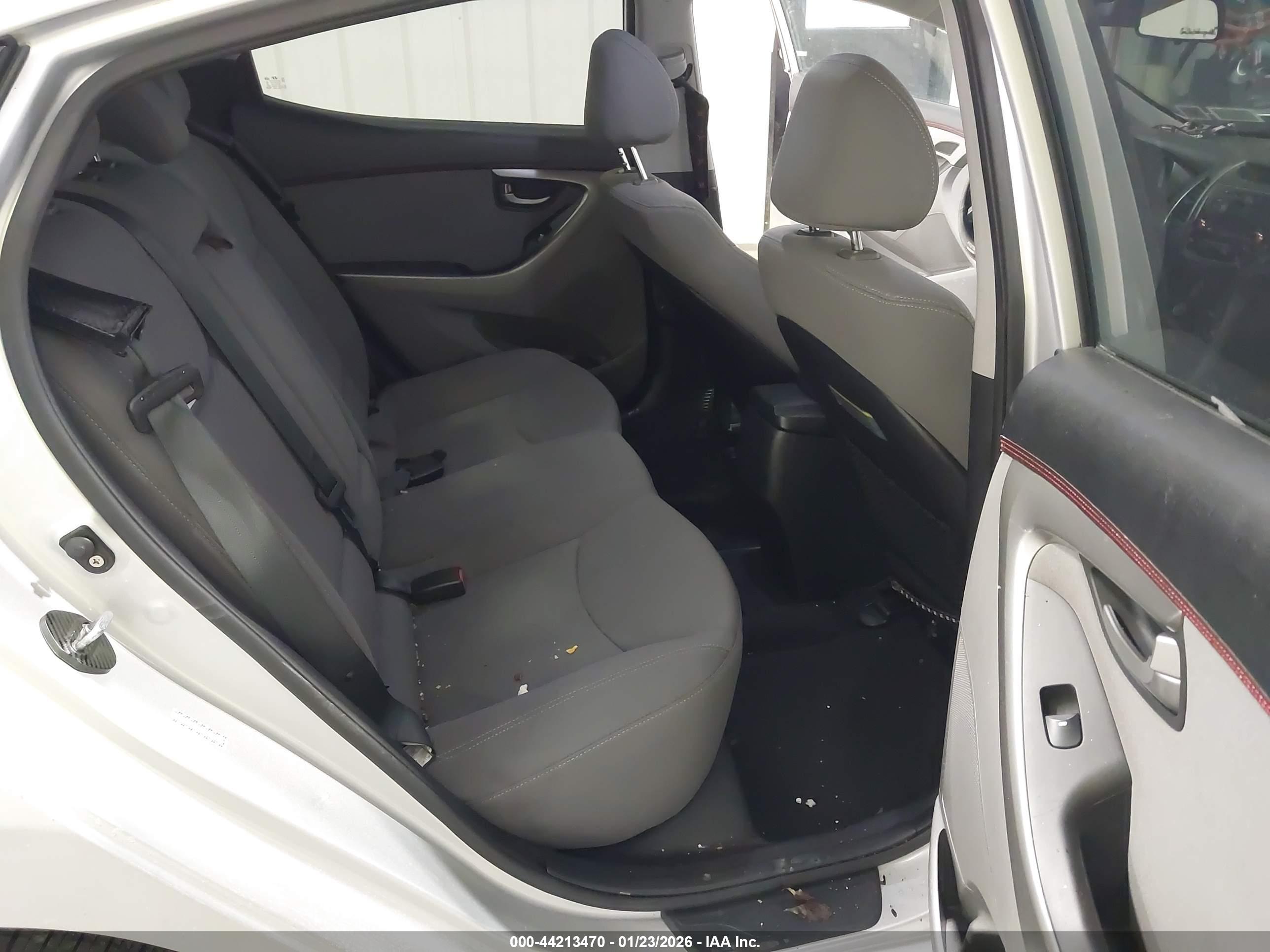 HYUNDAI ELANTRA image 8