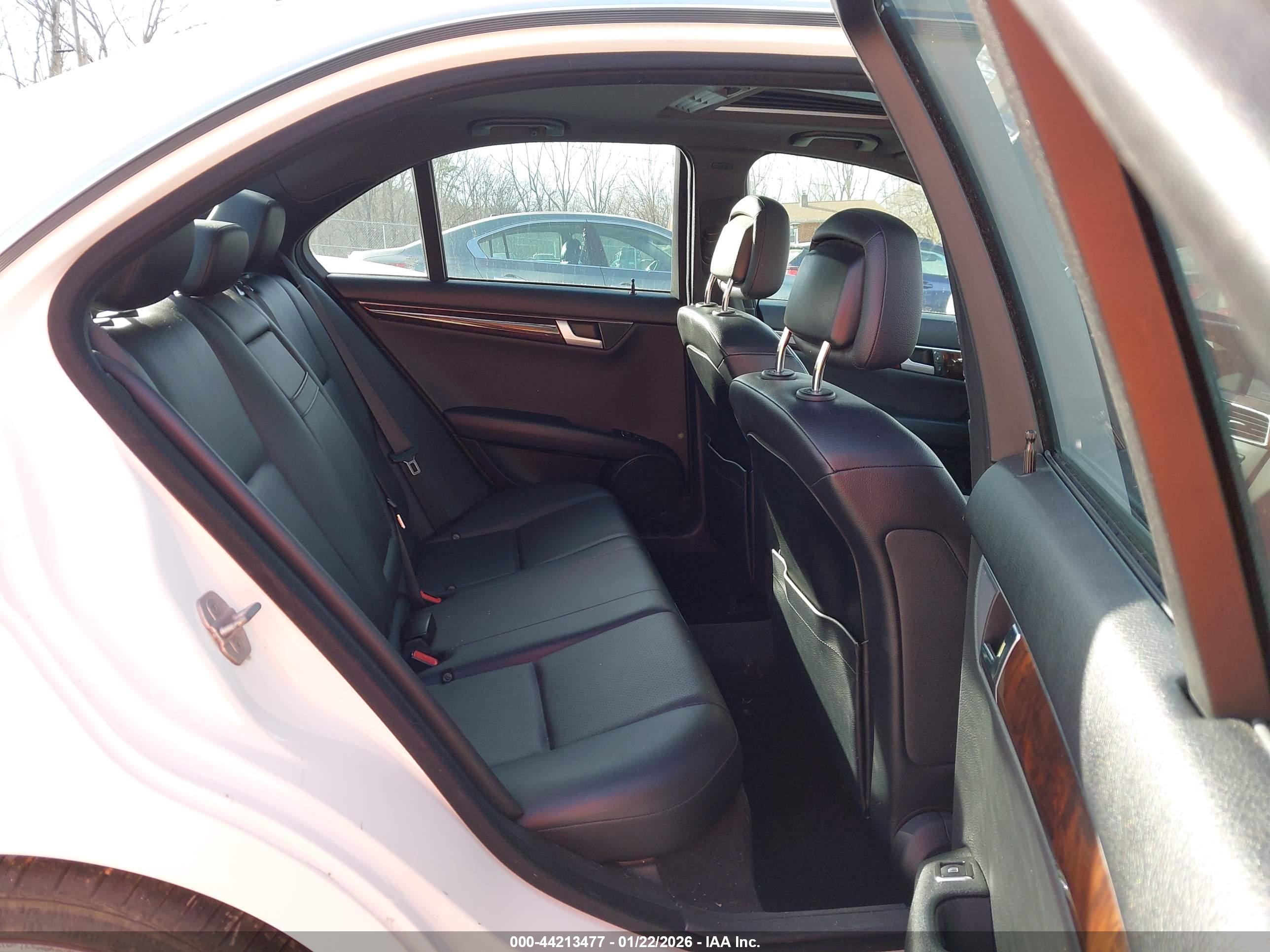 MERCEDES-BENZ C-CLASS image 8