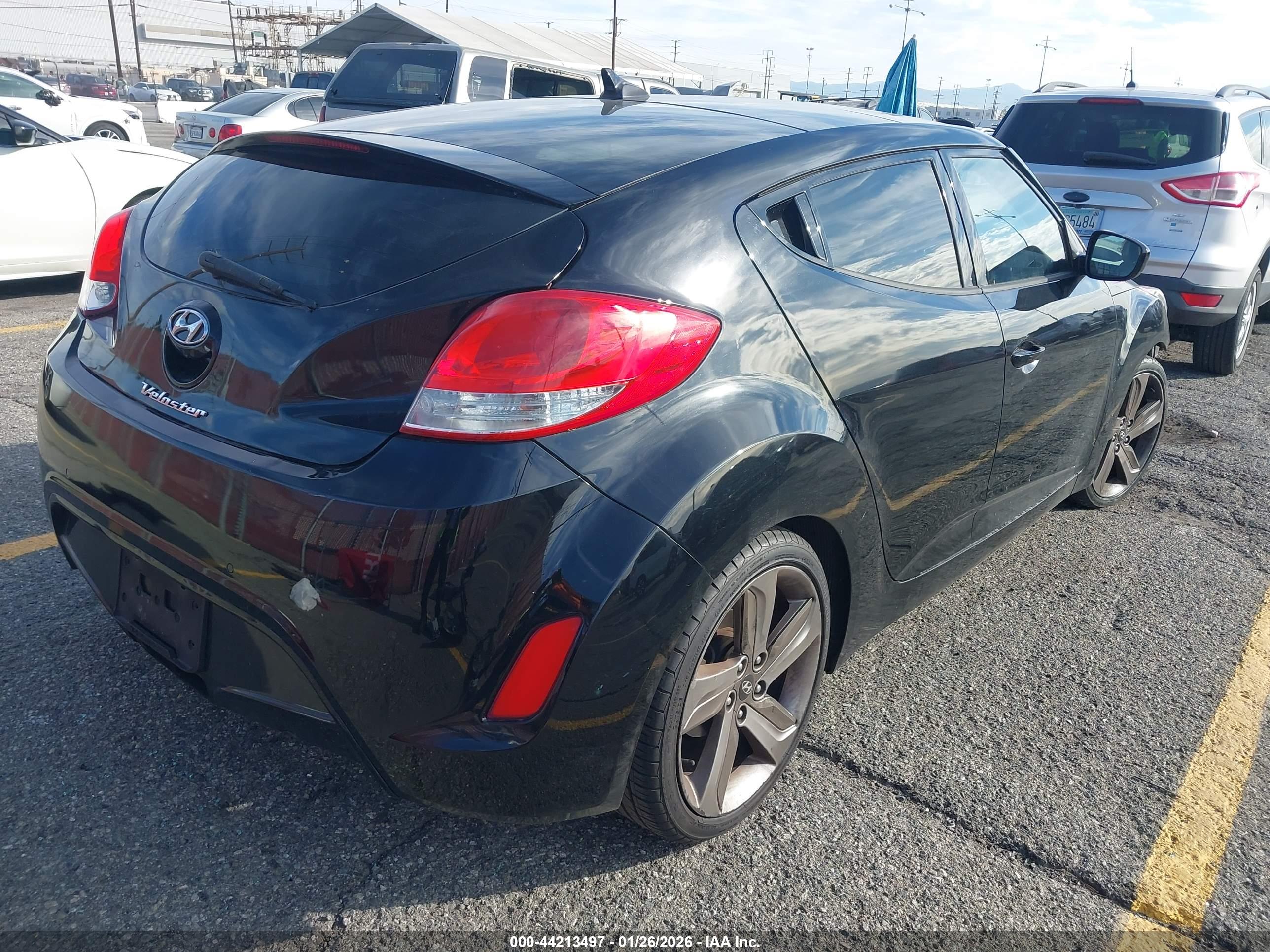 HYUNDAI VELOSTER image 4