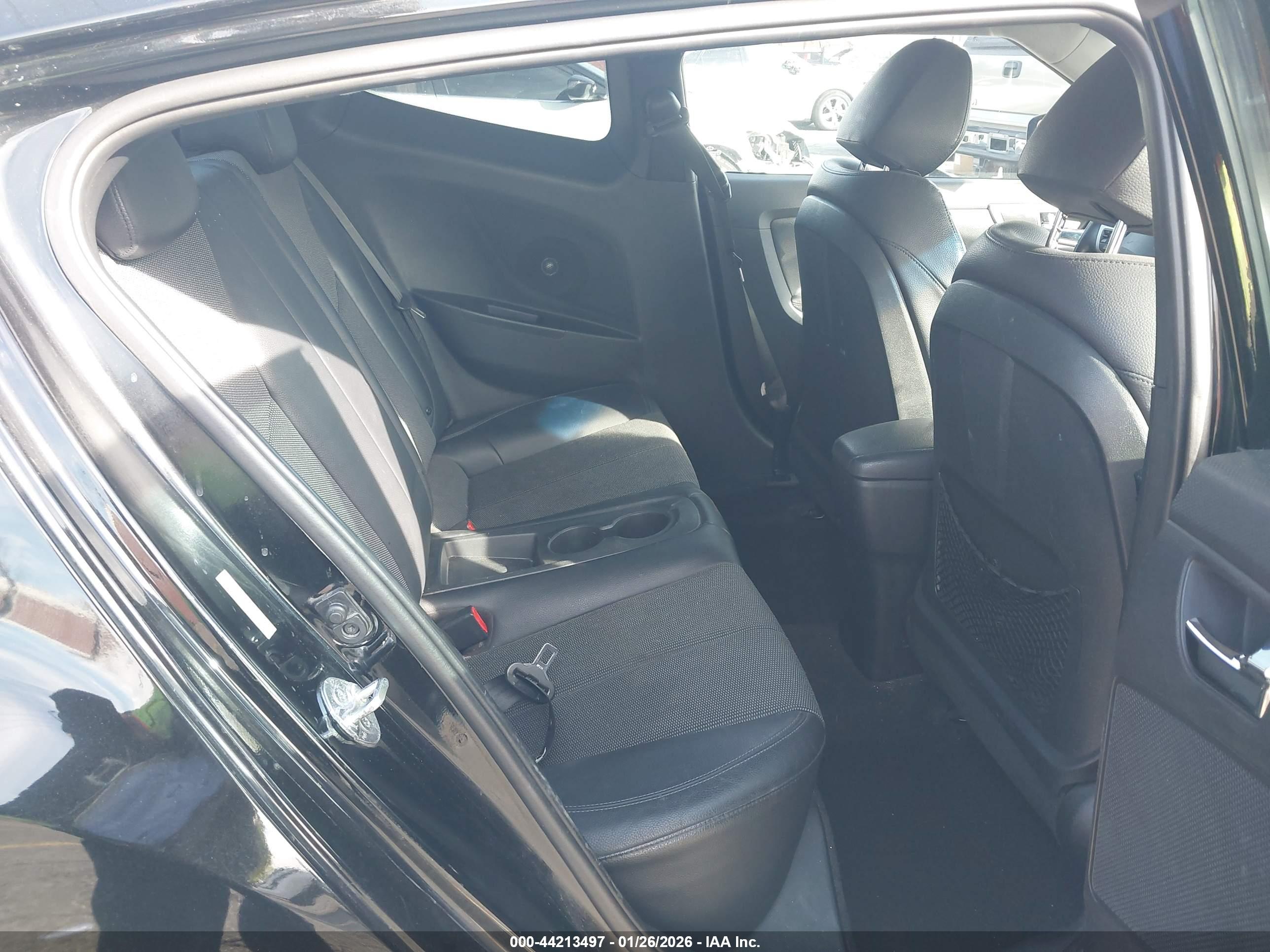 HYUNDAI VELOSTER image 8