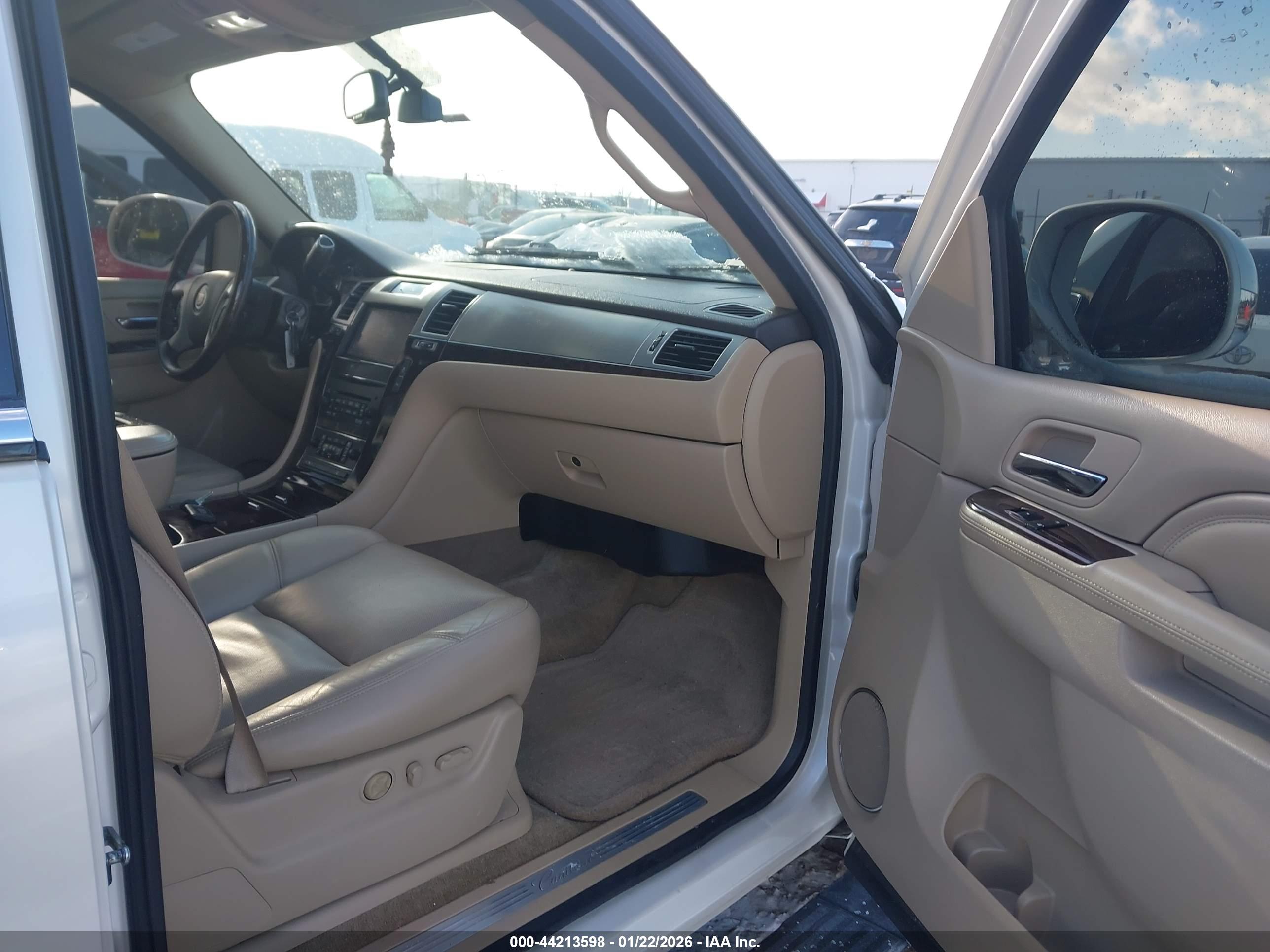 CADILLAC ESCALADE image 5